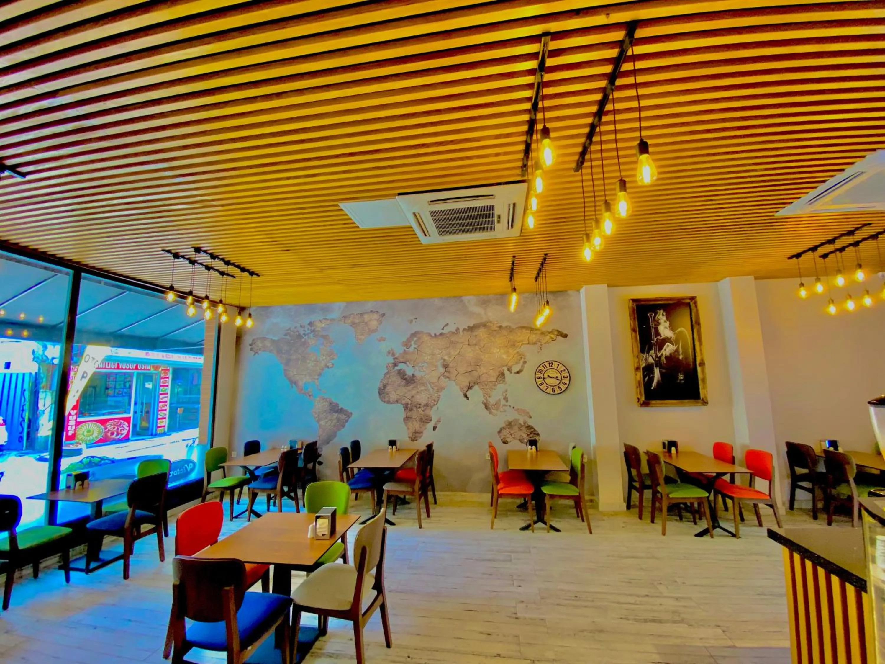 Restaurant/places to eat in Victorious Hotel