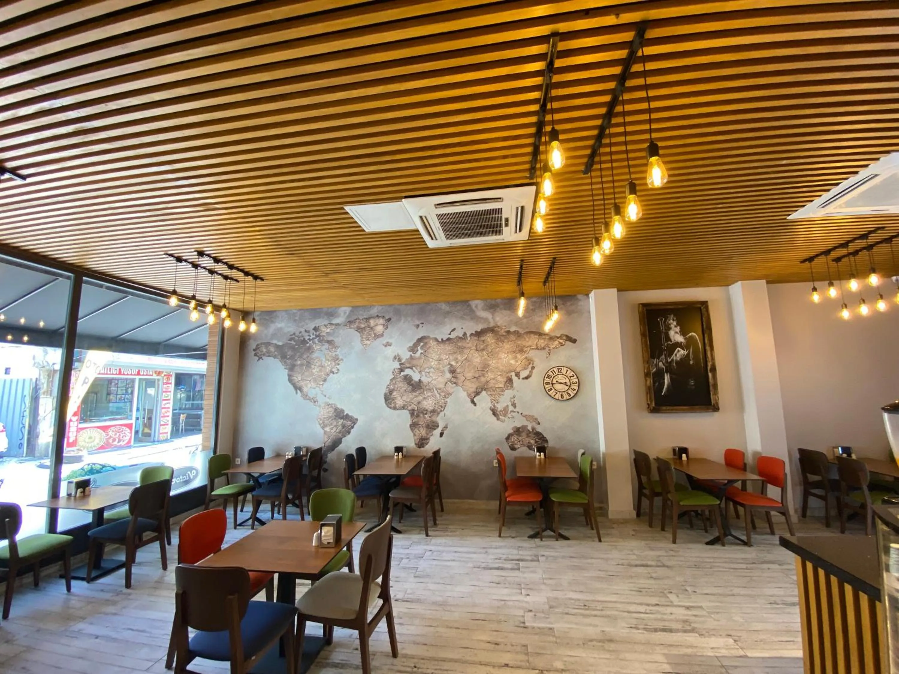 Restaurant/places to eat in Victorious Hotel