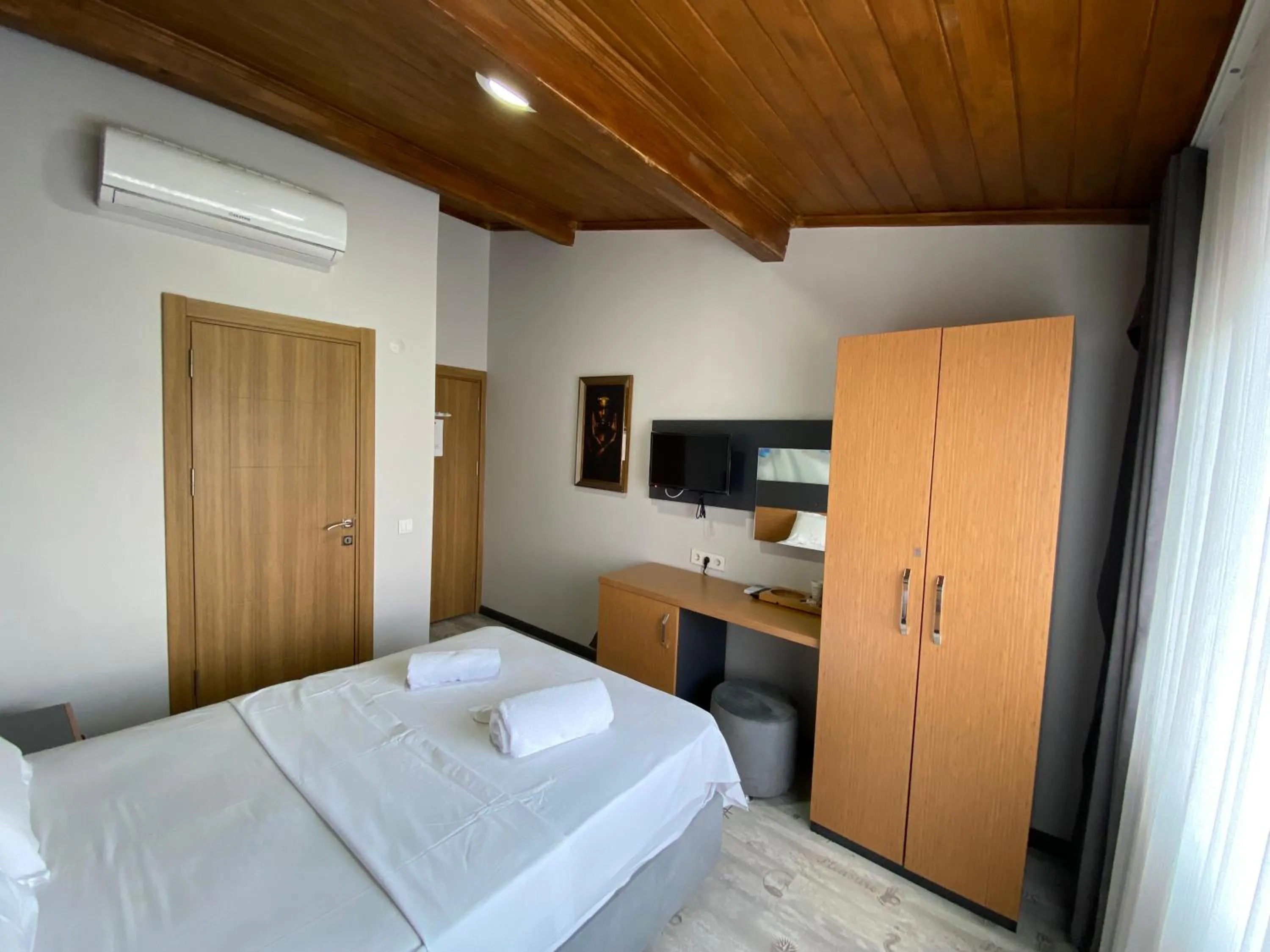 Photo of the whole room, Bed in Victorious Hotel