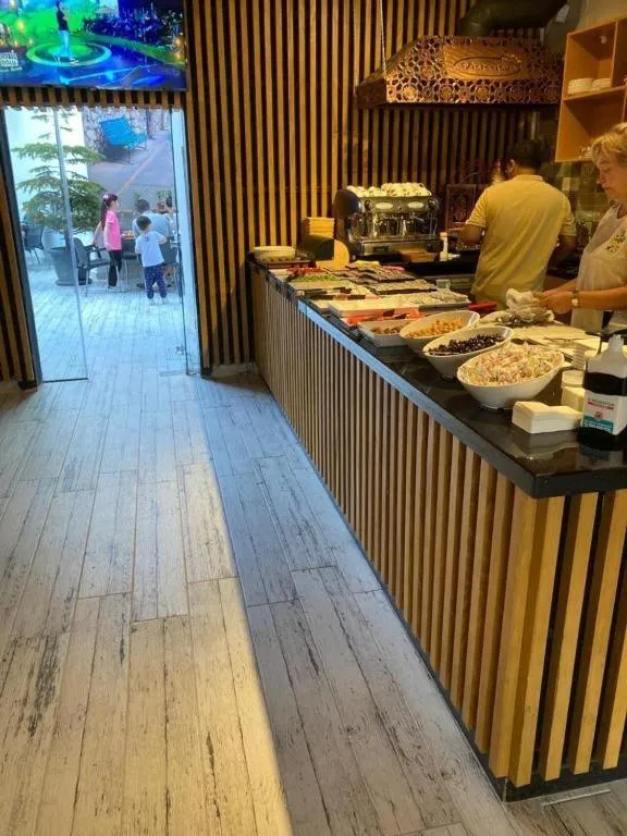 Restaurant/places to eat in Victorious Hotel