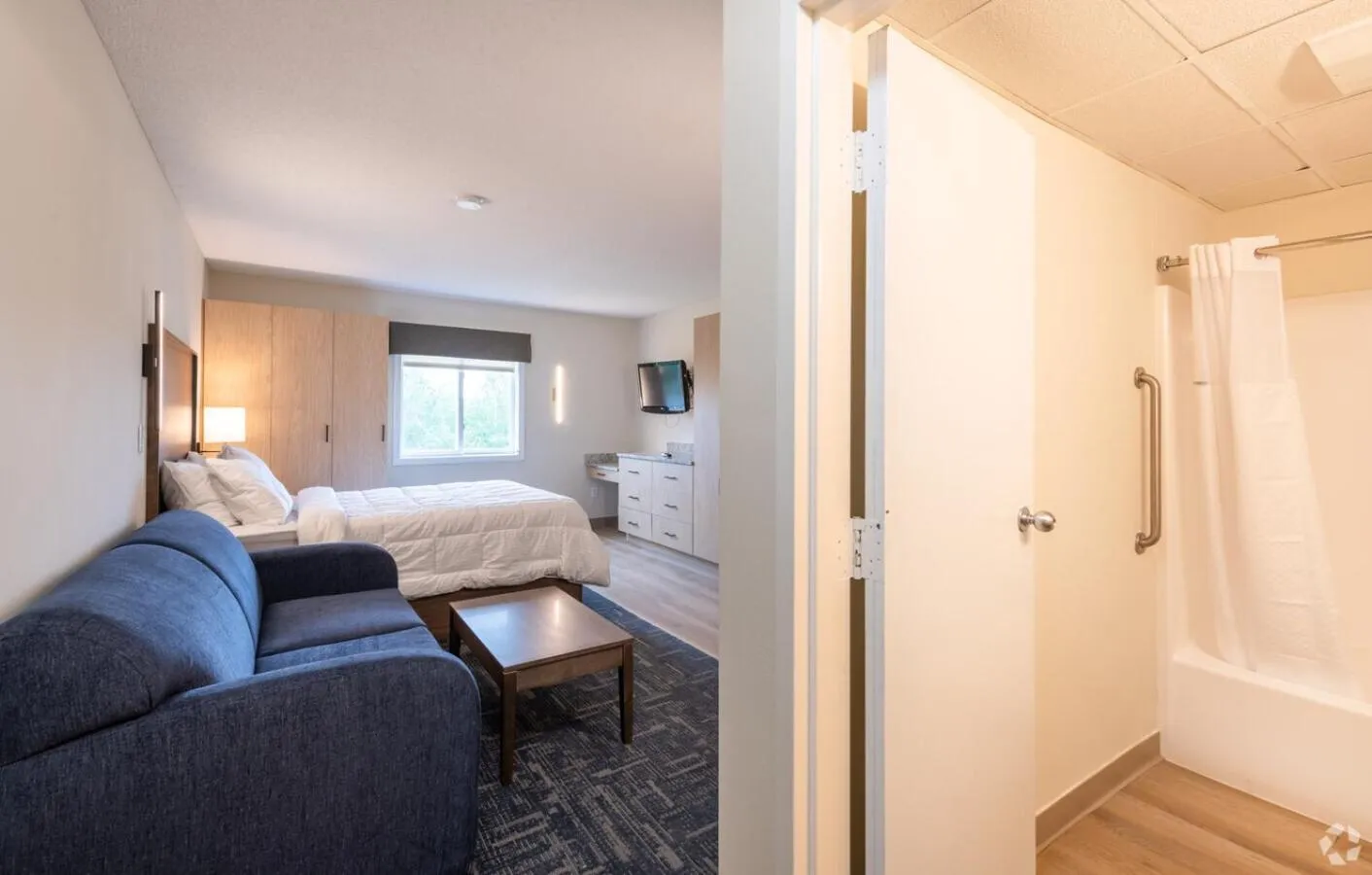 Living room, Bed in Residences at Solomon Pond