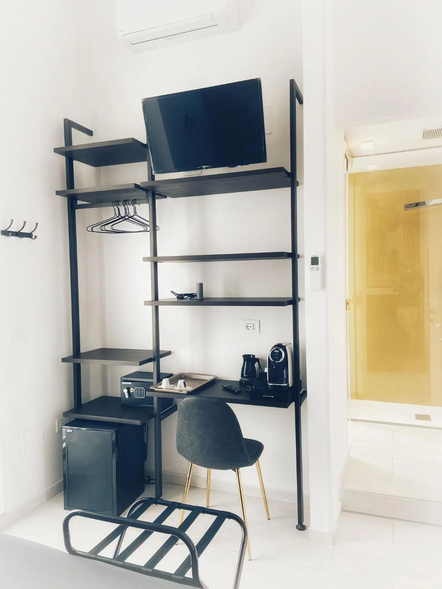 TV and multimedia in Ok Home Pescara Rooms