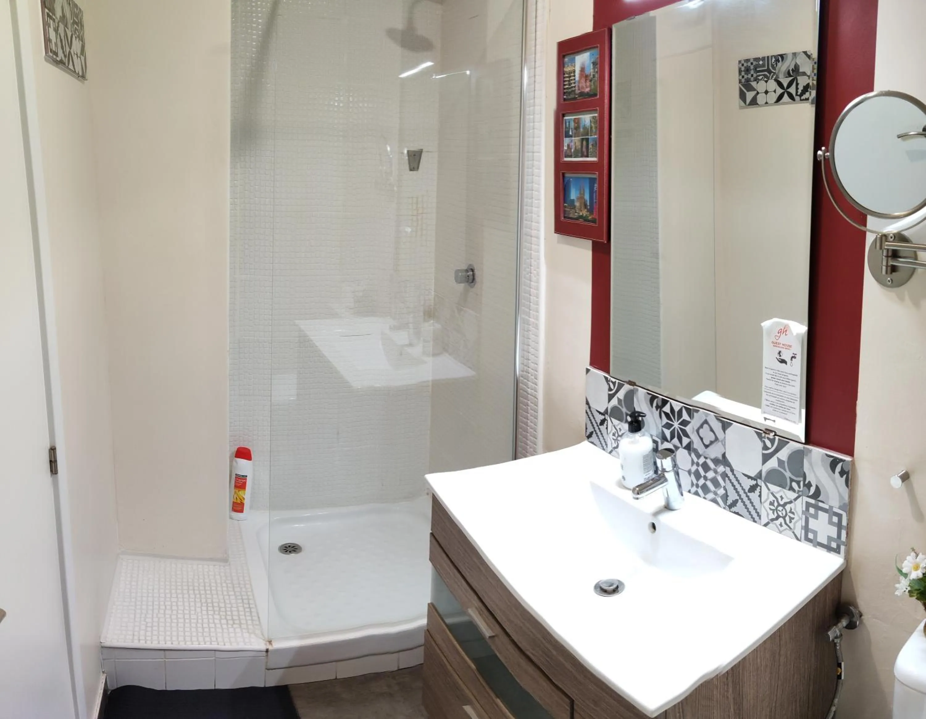 Shower in Guest House Barcelona Bruc