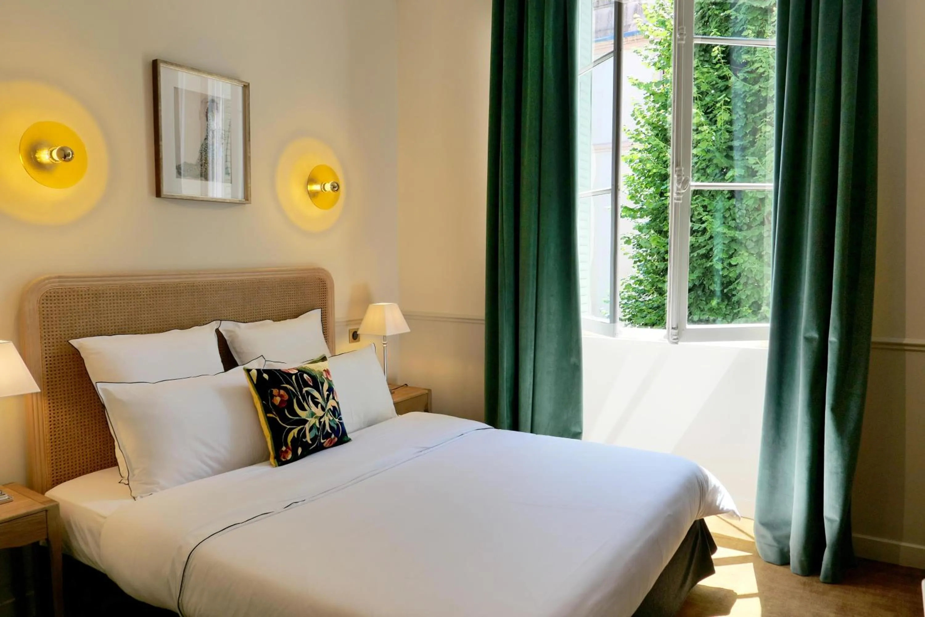 Bed in Hôtel Bristol Pau