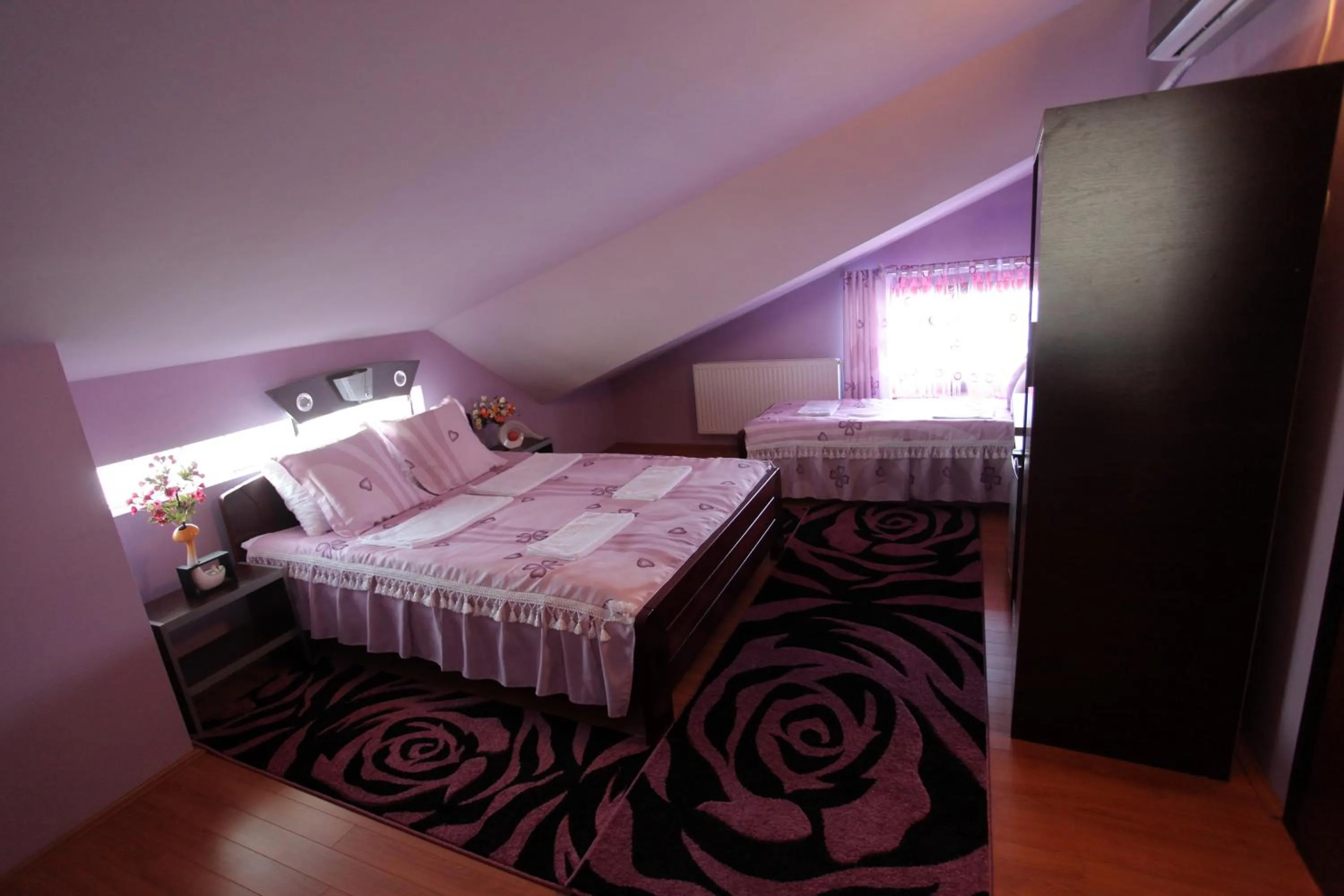 Day, Bed in Villa Atina