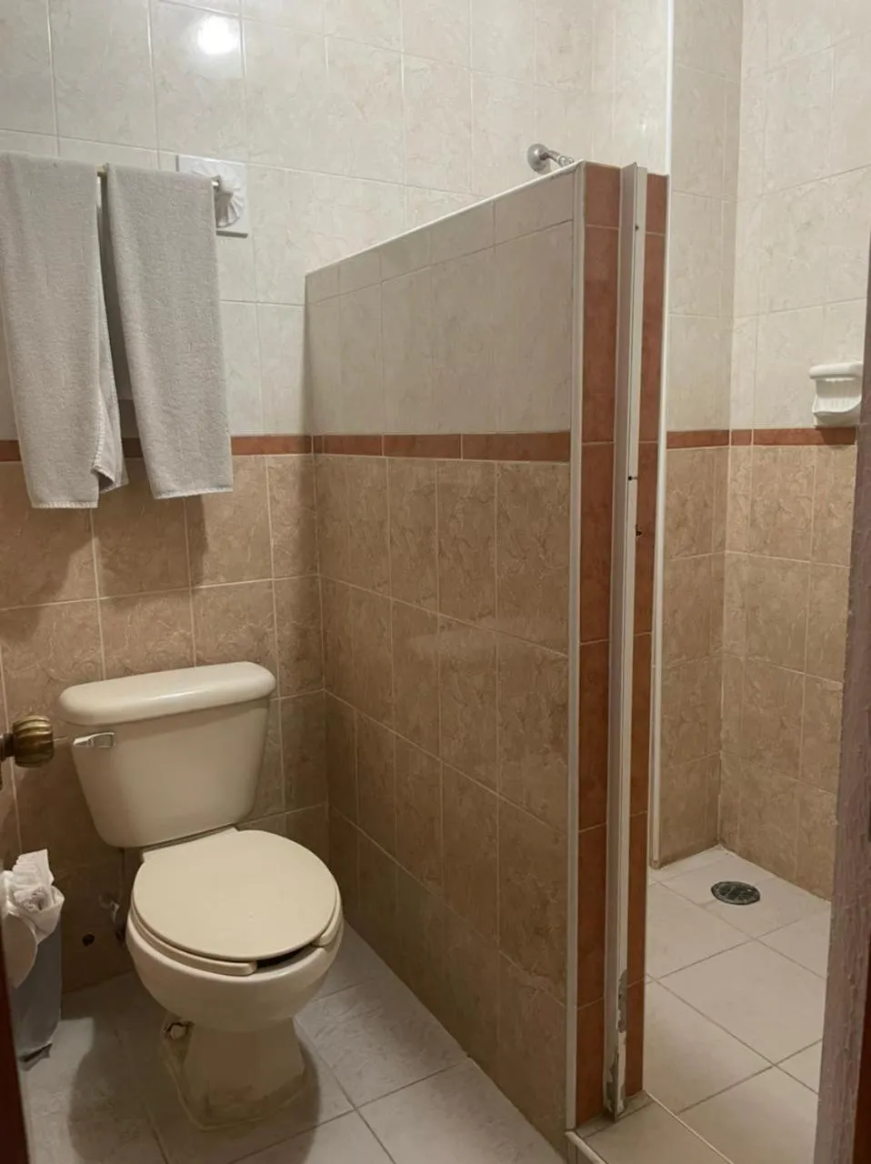 Bathroom in Hotel Dorado a una calle de Playa Regatas y el Malecon