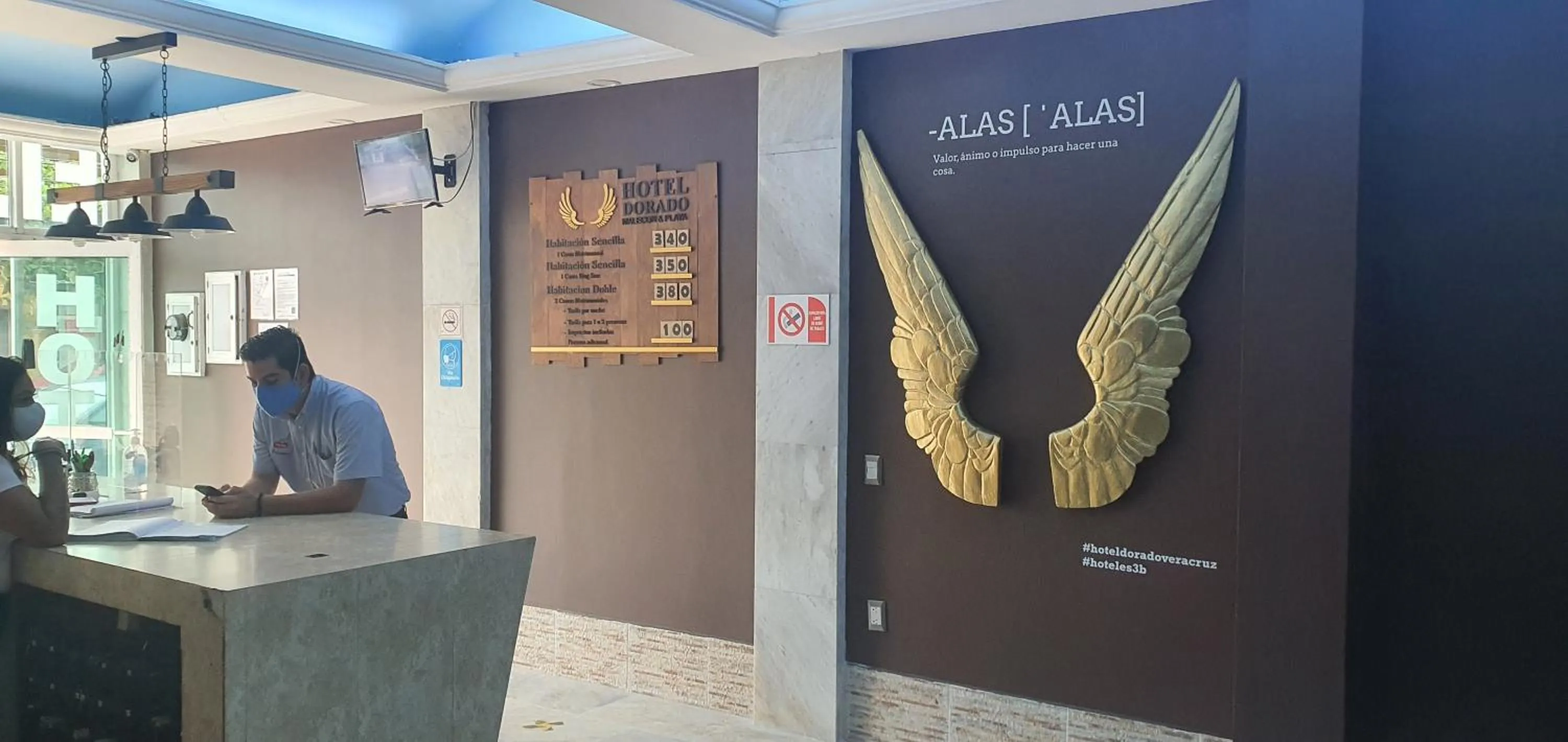 Lobby or reception in Hotel Dorado a una calle de Playa Regatas y el Malecon