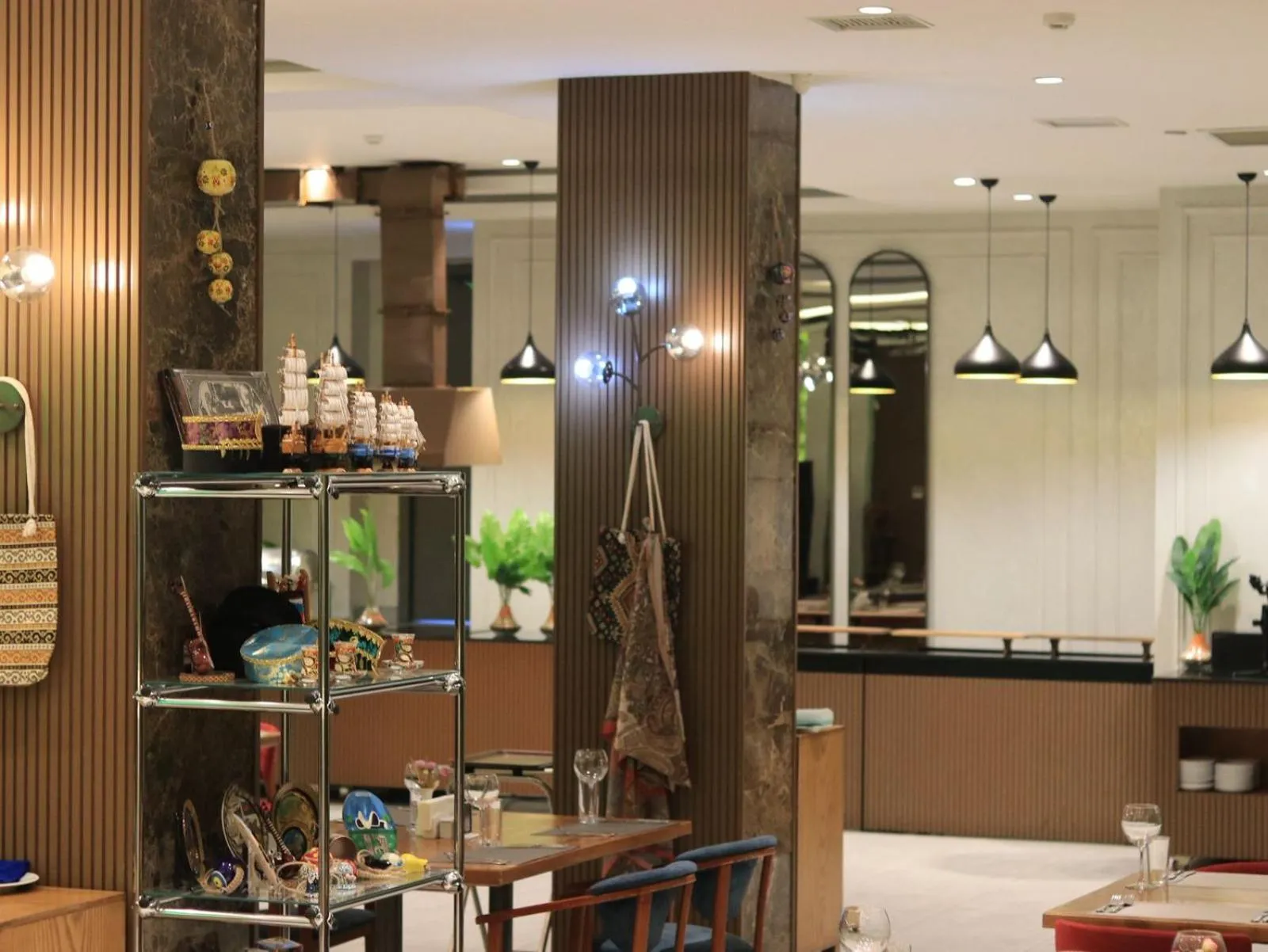 Restaurant/places to eat in Grand Midway Hotel