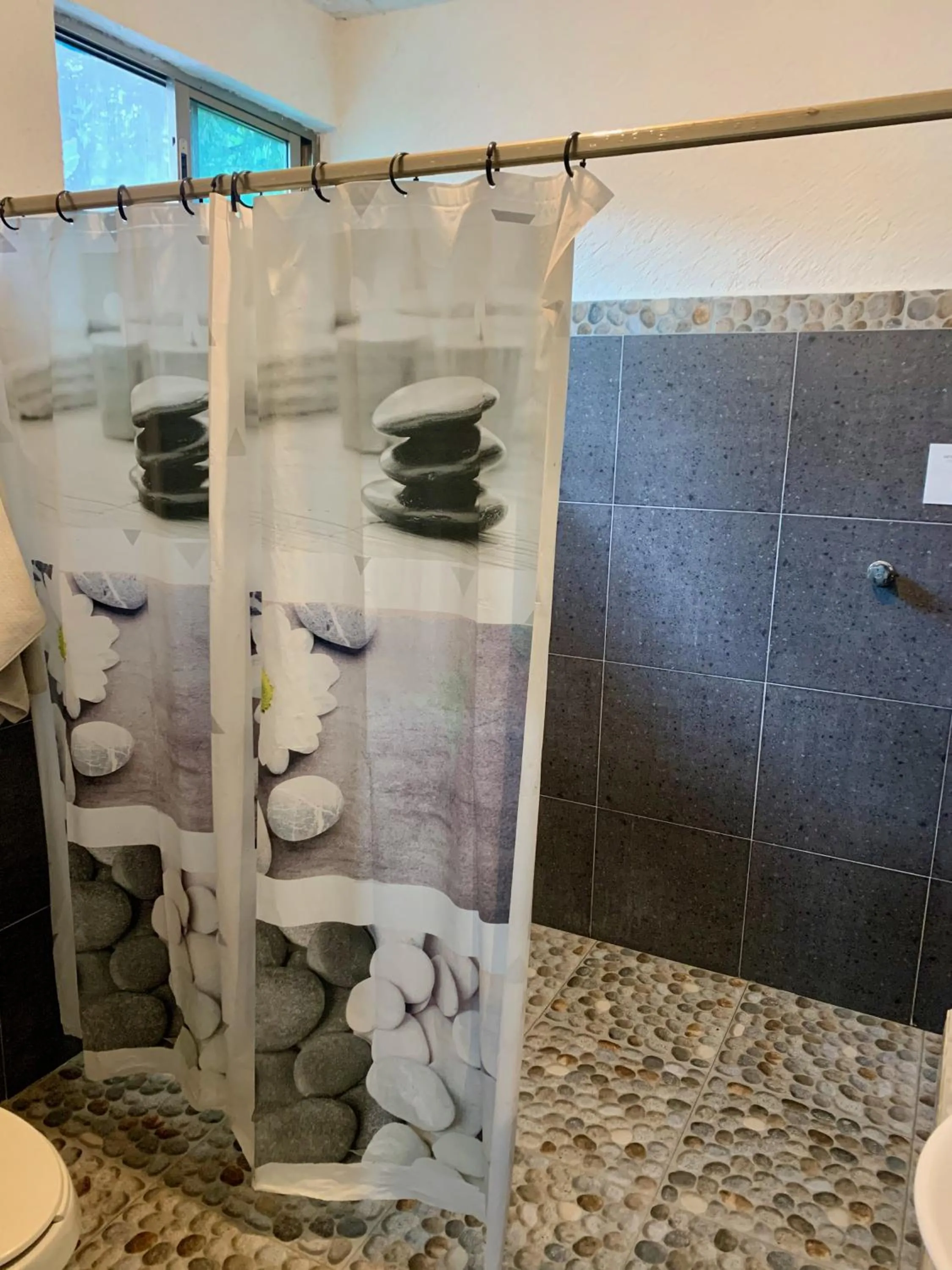 Bathroom in Casa Borush by Ecoplaneta