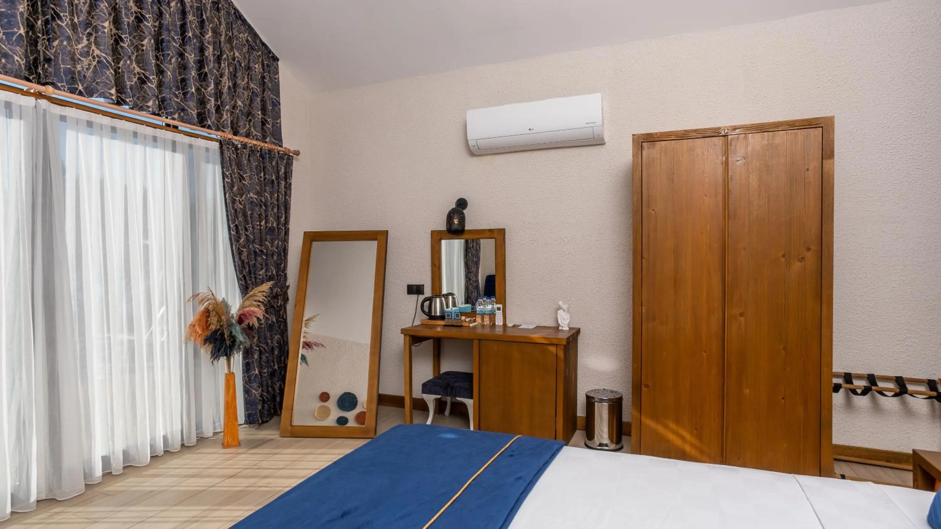 Photo of the whole room, Bed in Vista Del Amor Faralya