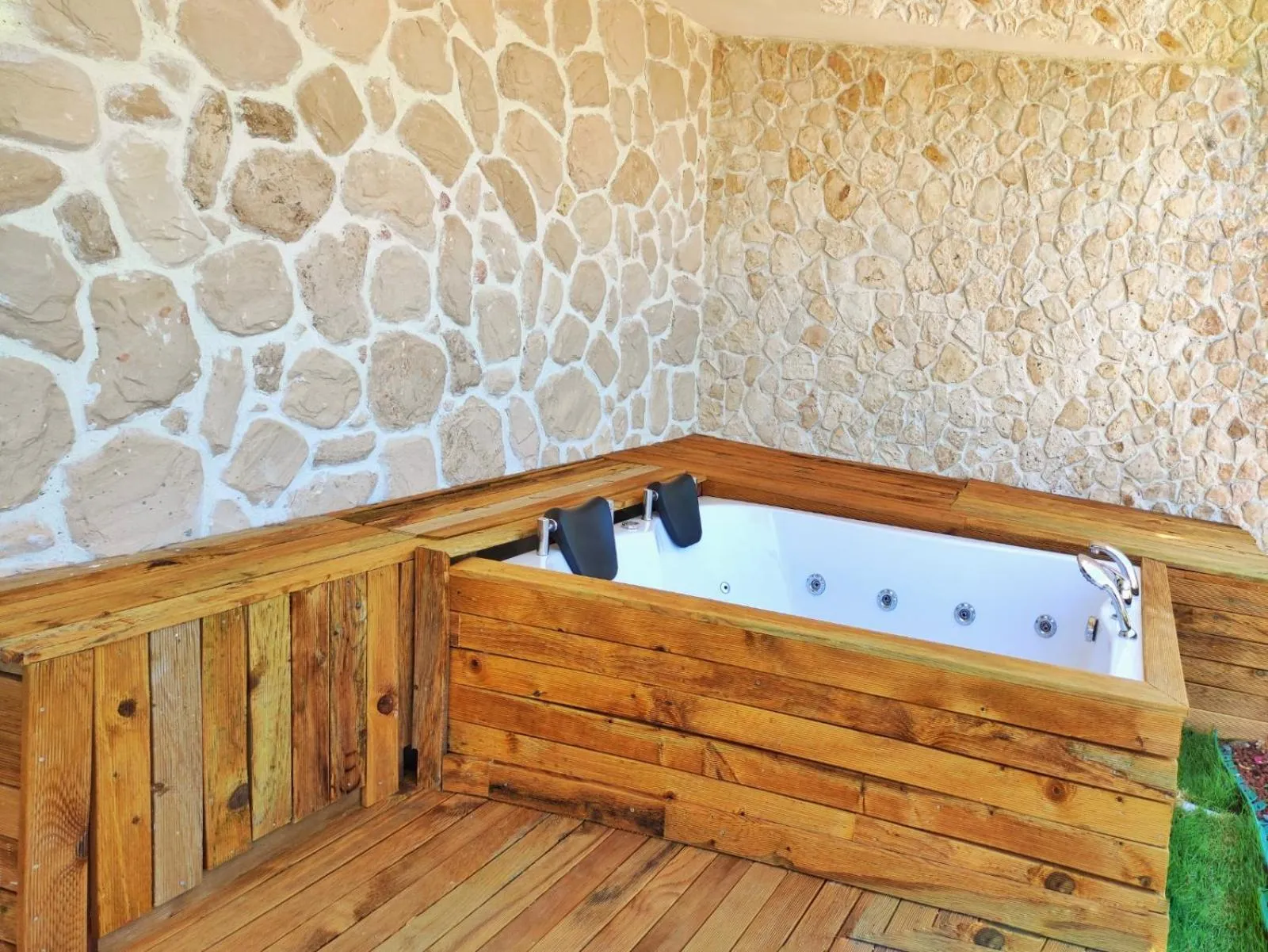 Hot Tub, Bed in Vista Del Amor Faralya