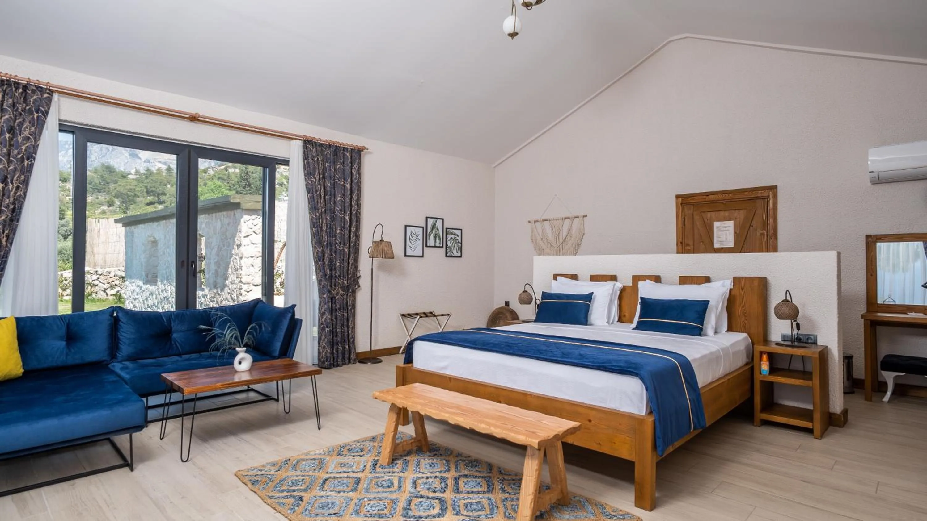 Photo of the whole room, Bed in Vista Del Amor Faralya