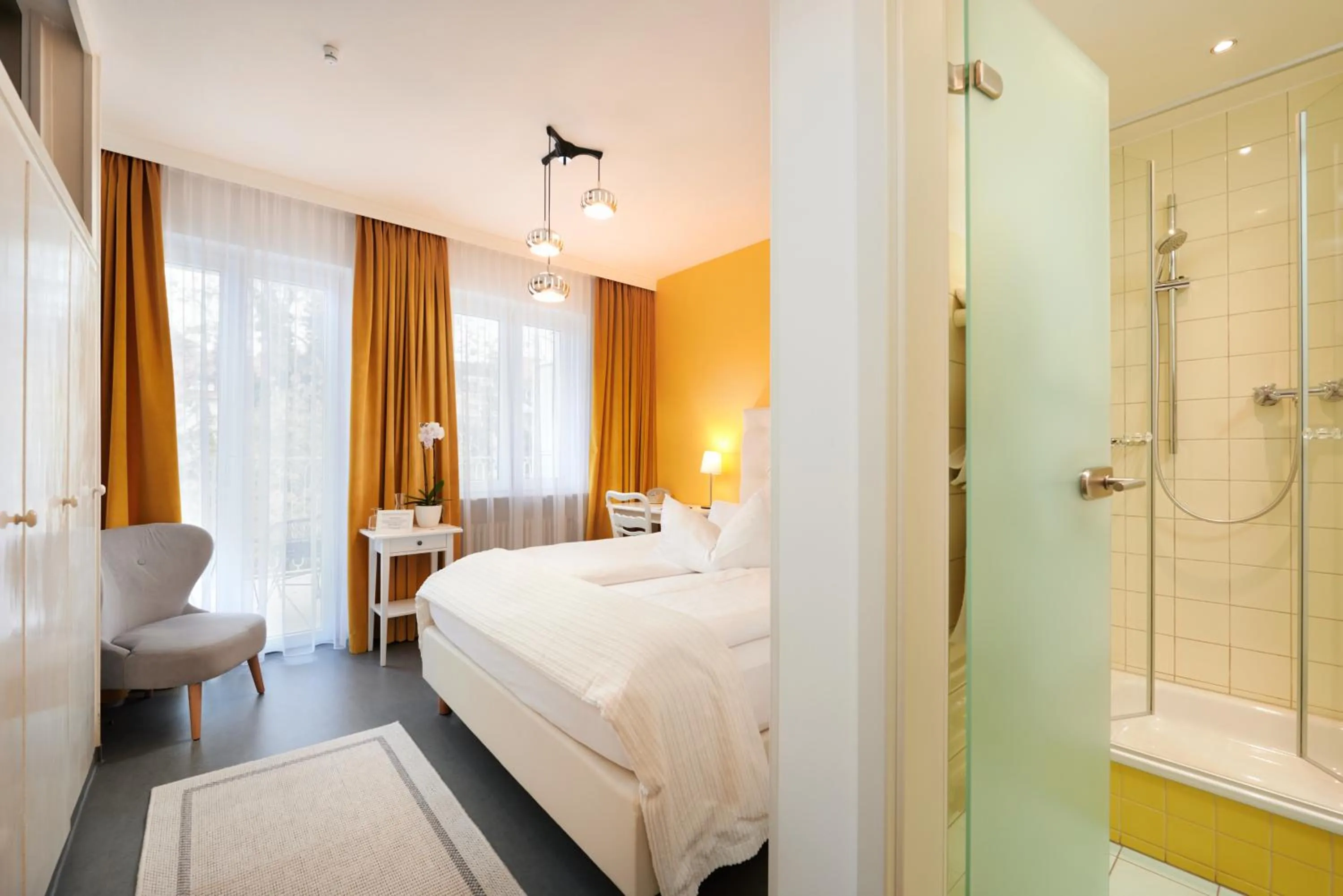 Shower, Bed in Design-Boutique Hotel Vosteen
