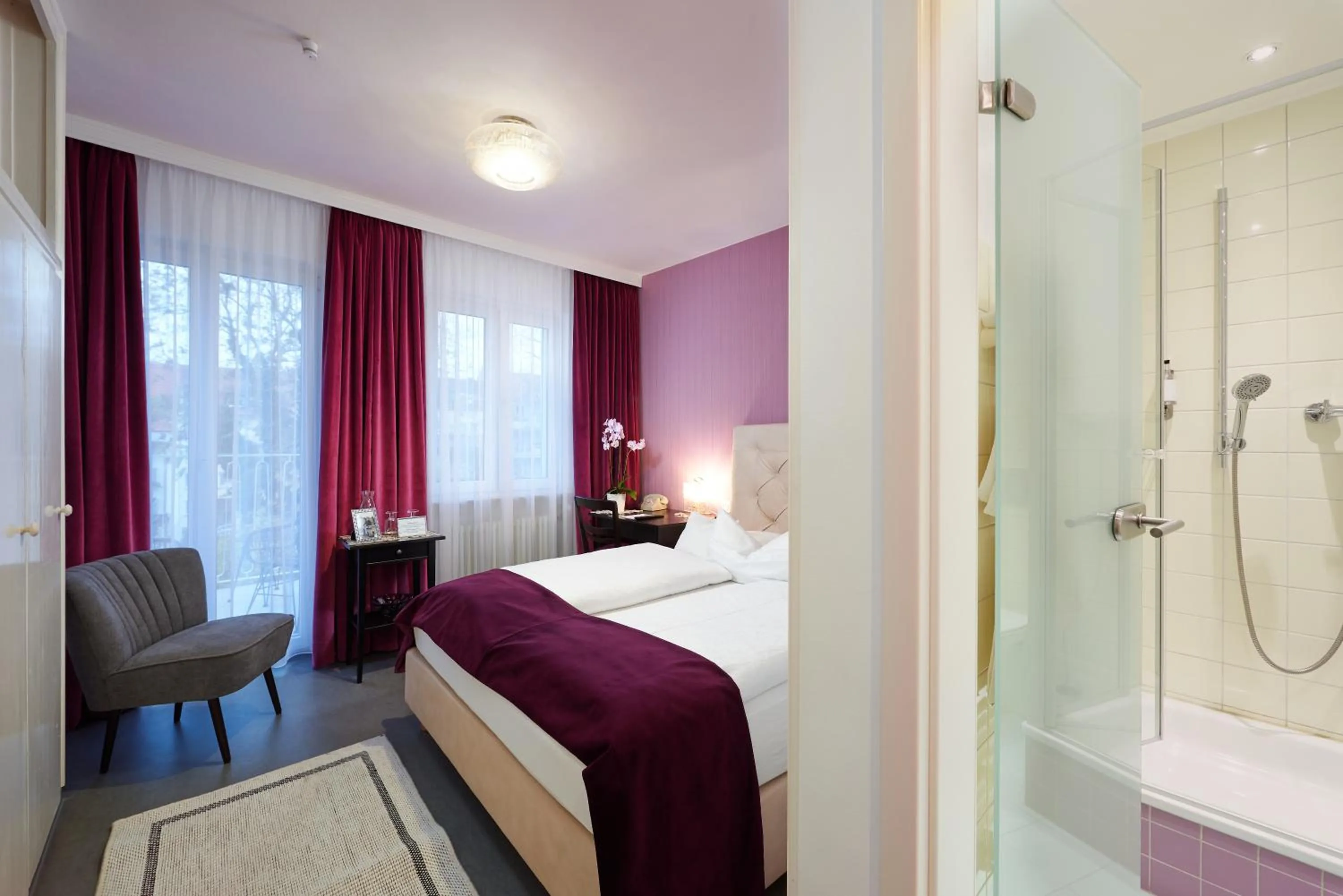 Shower, Bed in Design-Boutique Hotel Vosteen