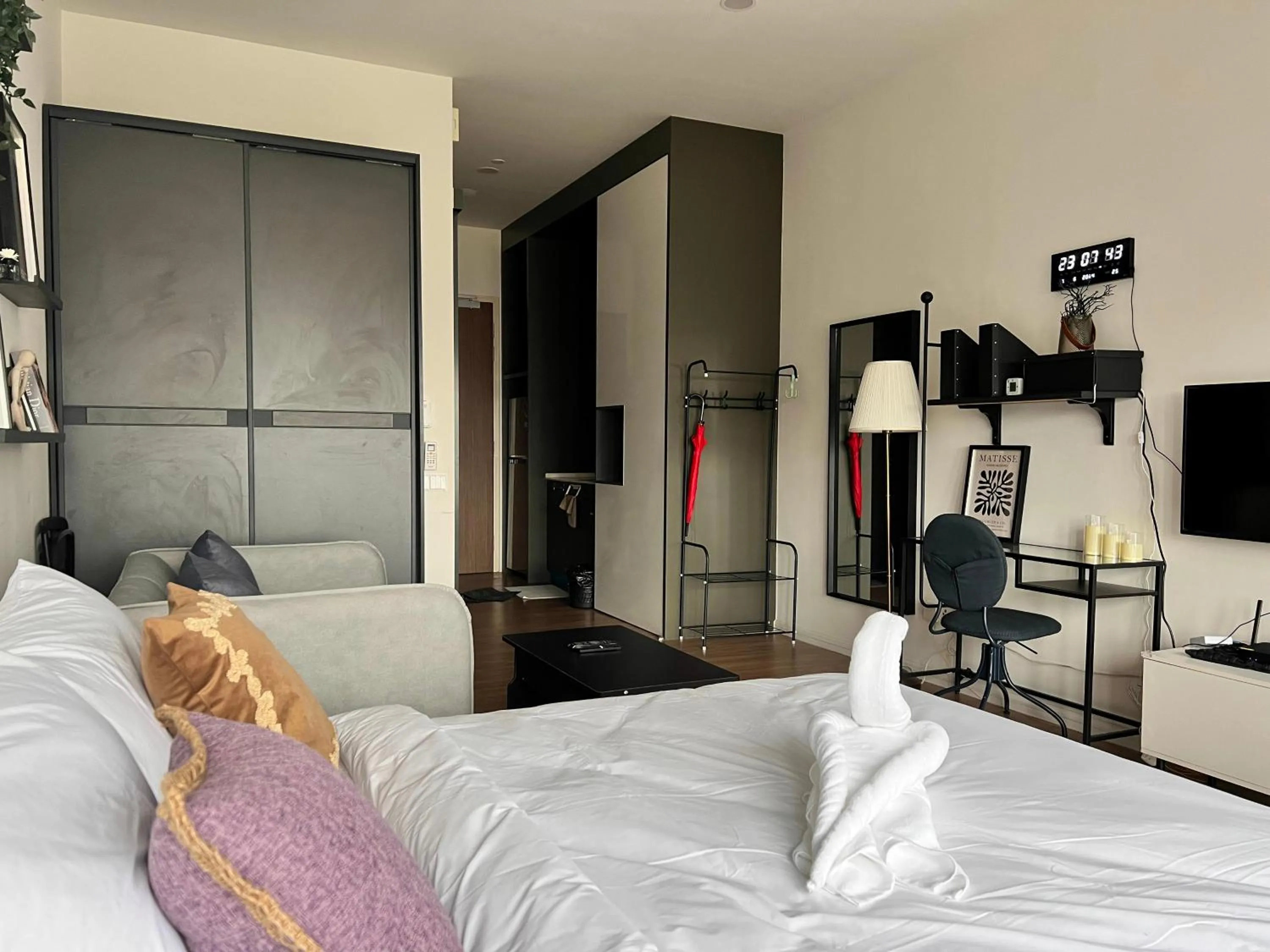 Bed in Ceylonz Suites by Living Signature