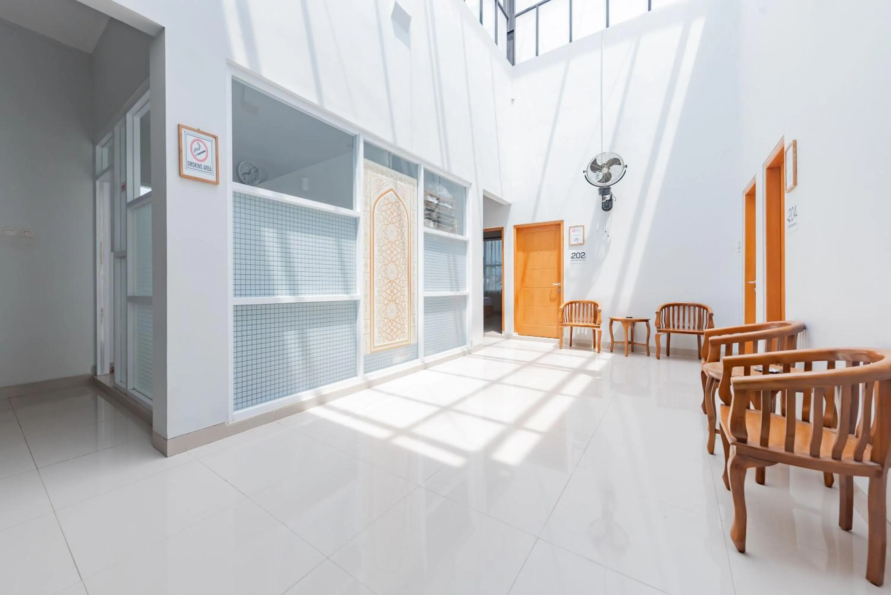 Seating area in RedDoorz Syariah near DPRD Kabupaten Subang