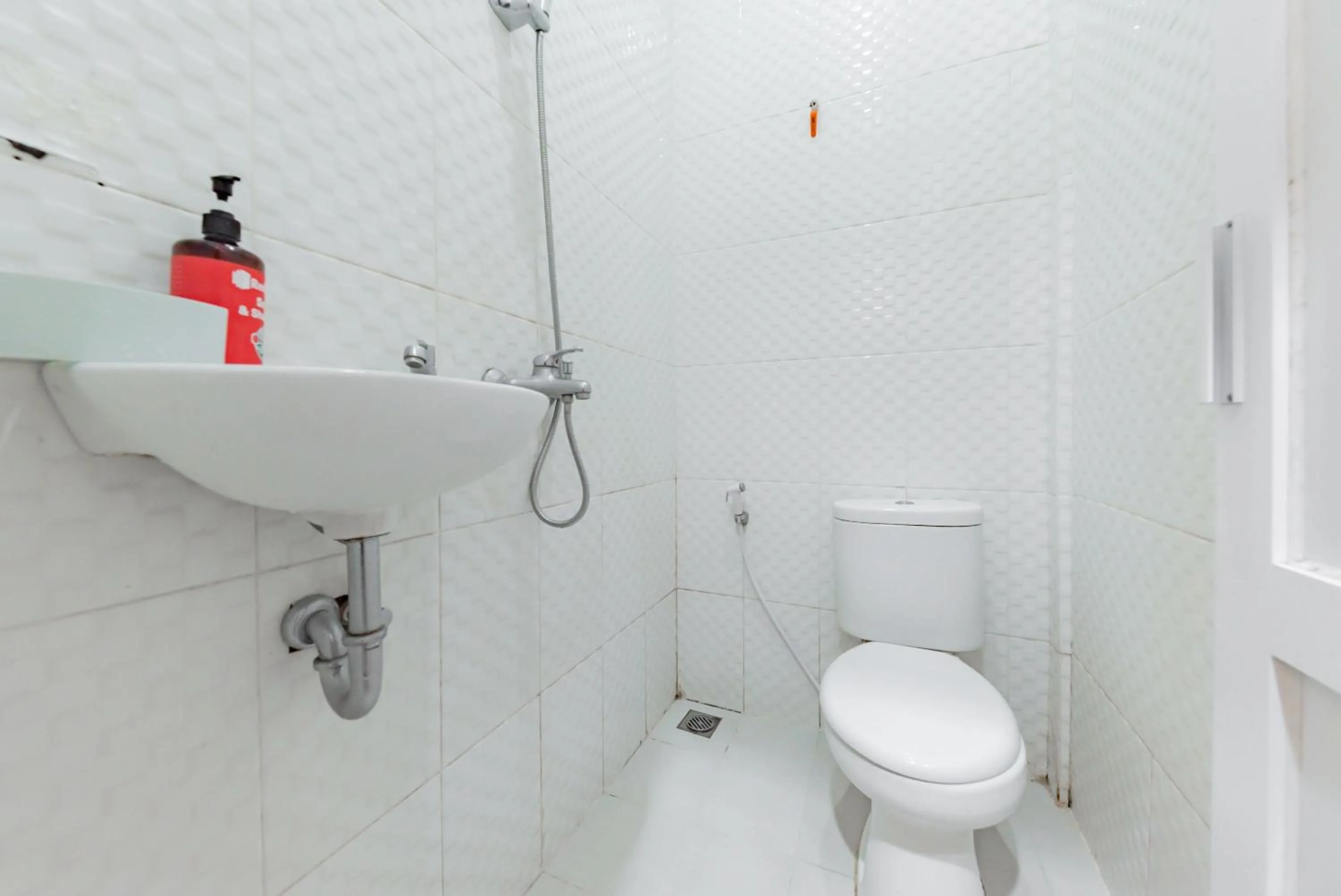 Bathroom in RedDoorz Syariah near DPRD Kabupaten Subang