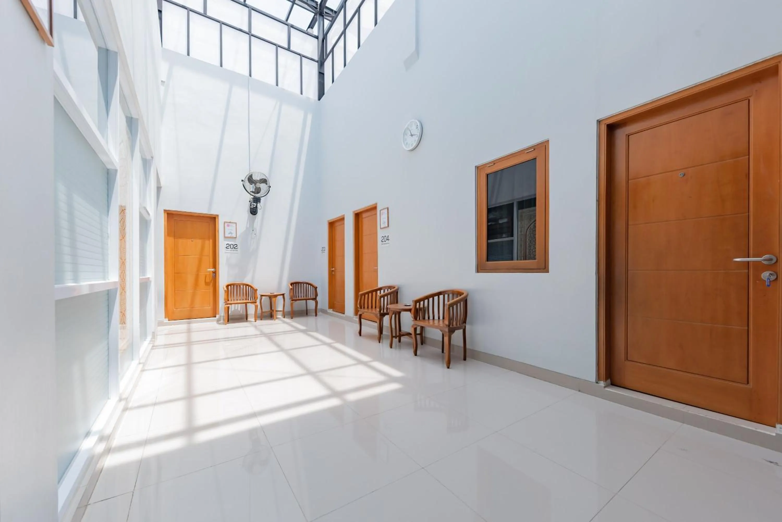 Seating area in RedDoorz Syariah near DPRD Kabupaten Subang