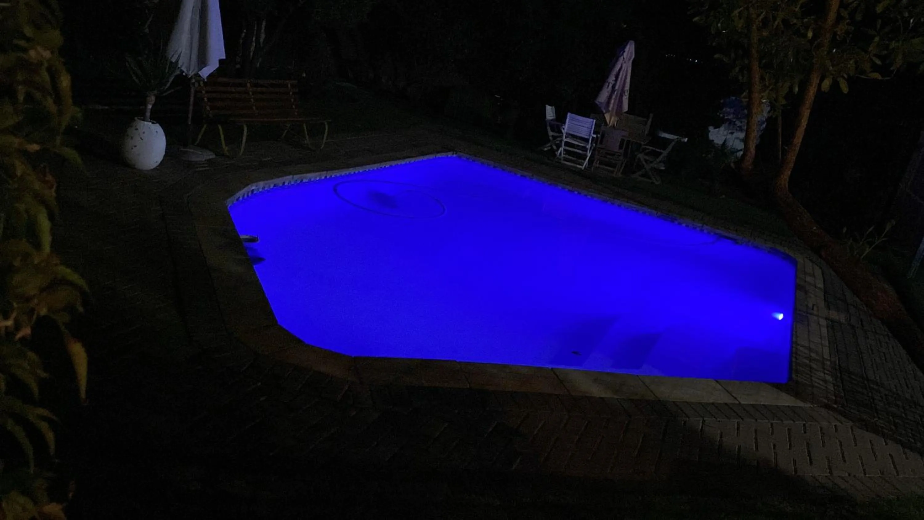 Swimming pool in Cottonwood Guesthouse Oasis