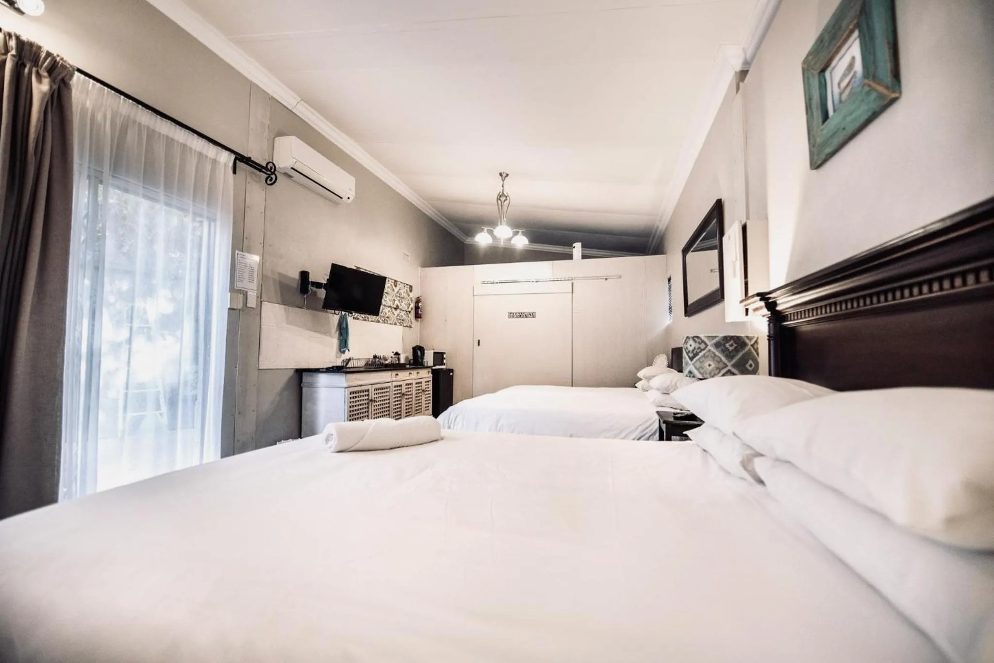 Photo of the whole room, Bed in Cottonwood Guesthouse Oasis