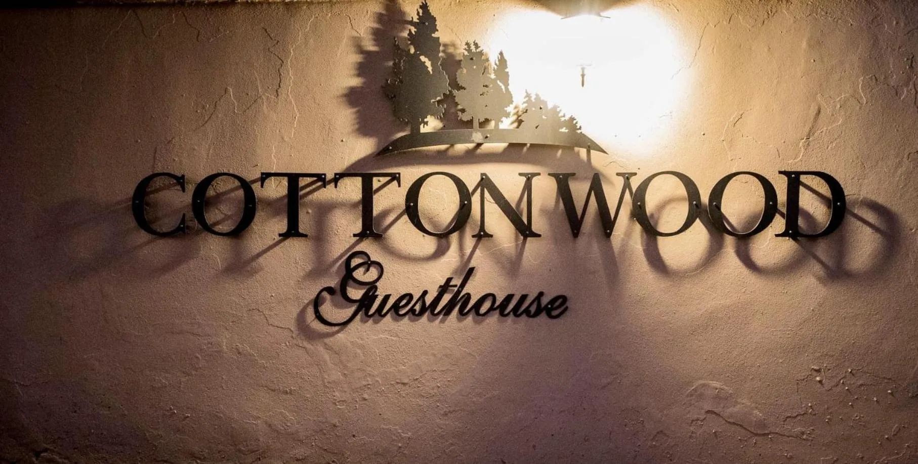 Property logo or sign in Cottonwood Guesthouse Oasis