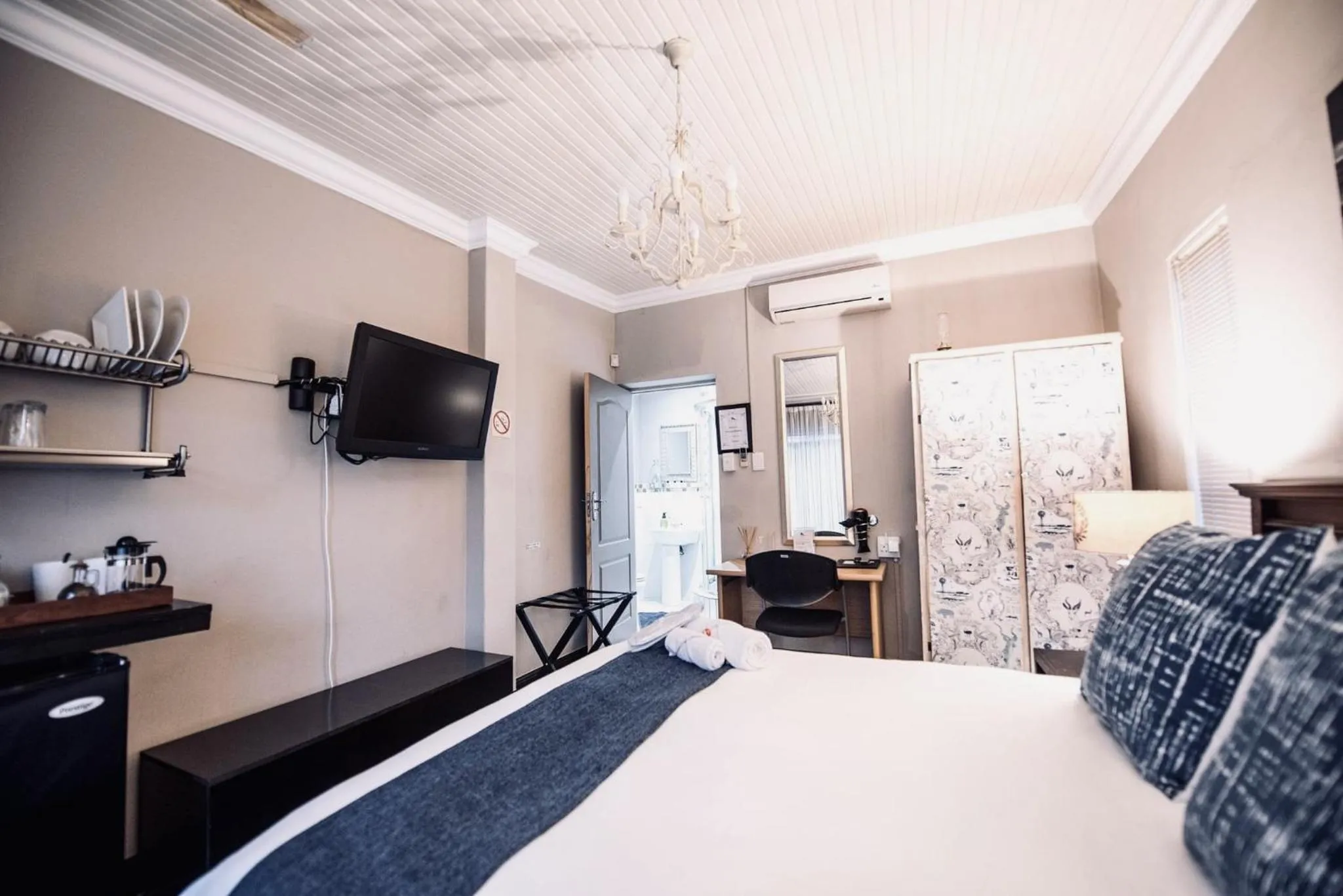 Photo of the whole room, Bed in Cottonwood Guesthouse Oasis