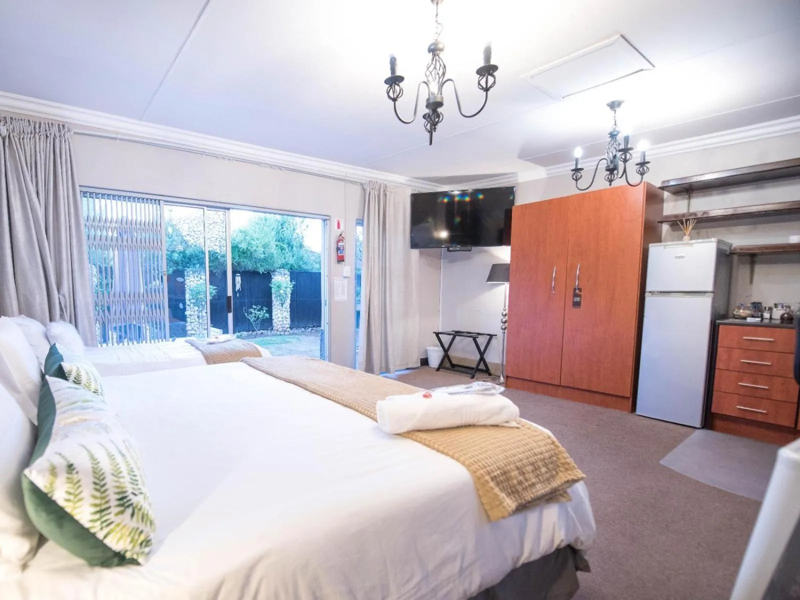 Photo of the whole room, Bed in Cottonwood Guesthouse Oasis