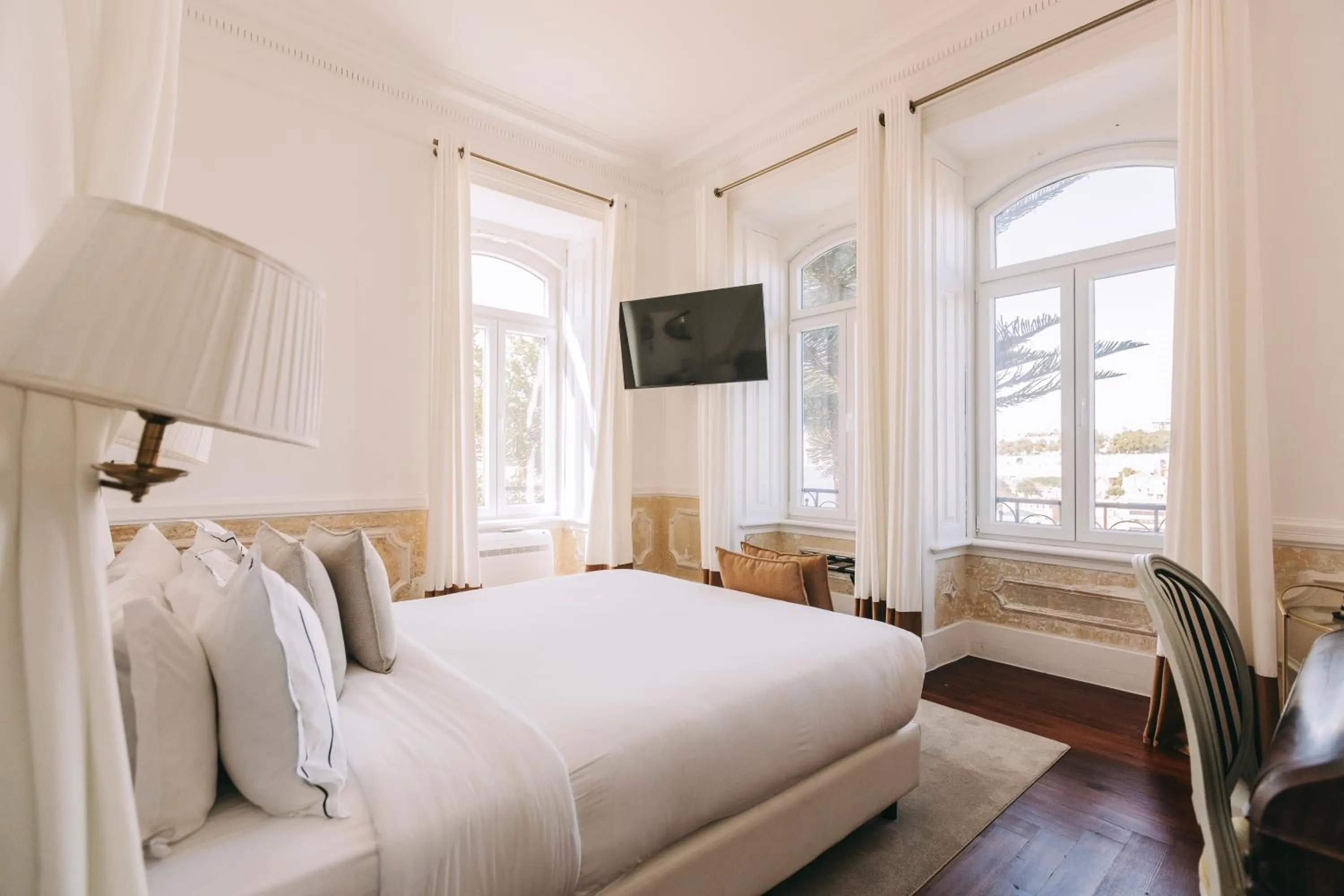 Bedroom, Bed in Torel Palace Lisbon