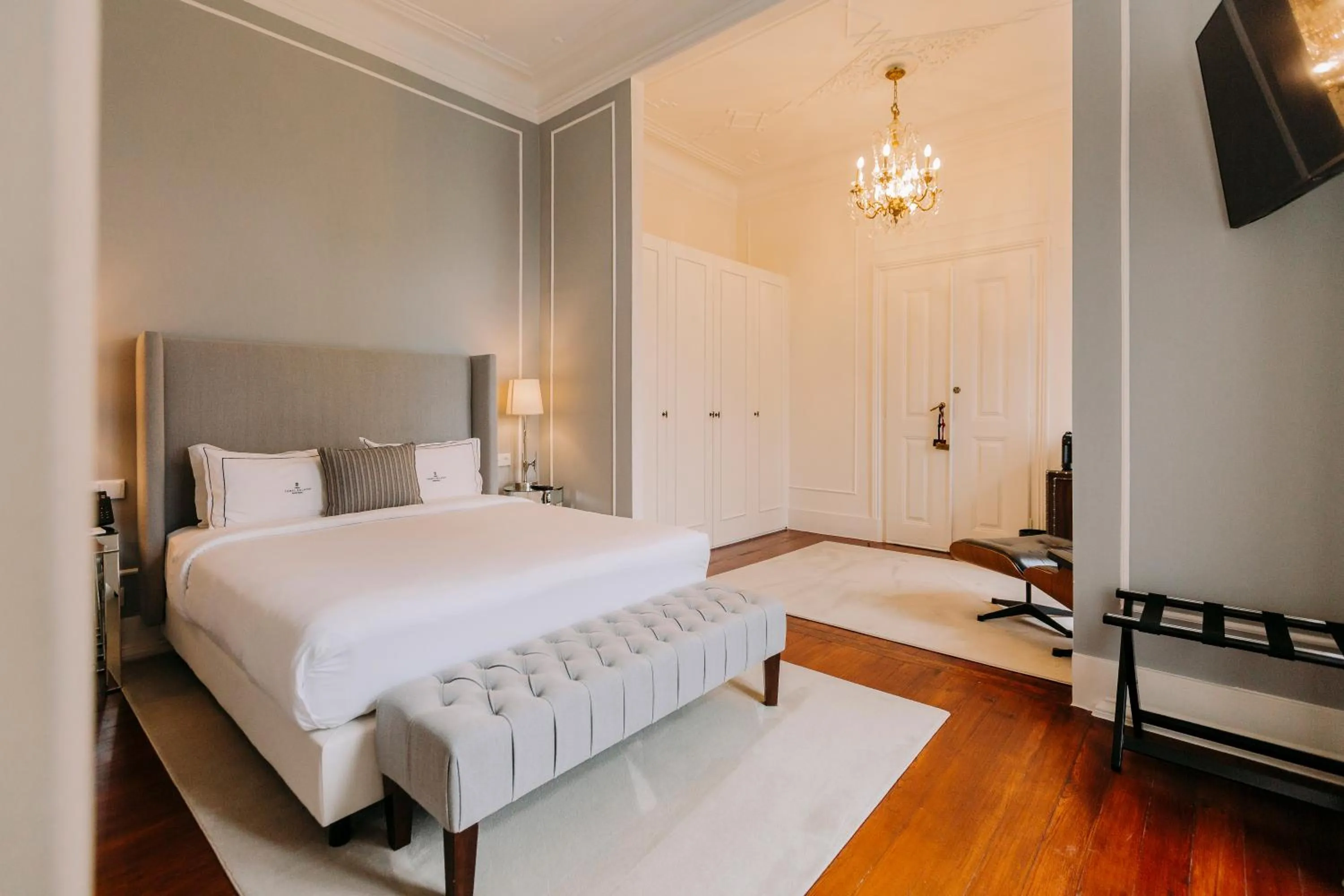 Photo of the whole room, Bed in Torel Palace Lisbon