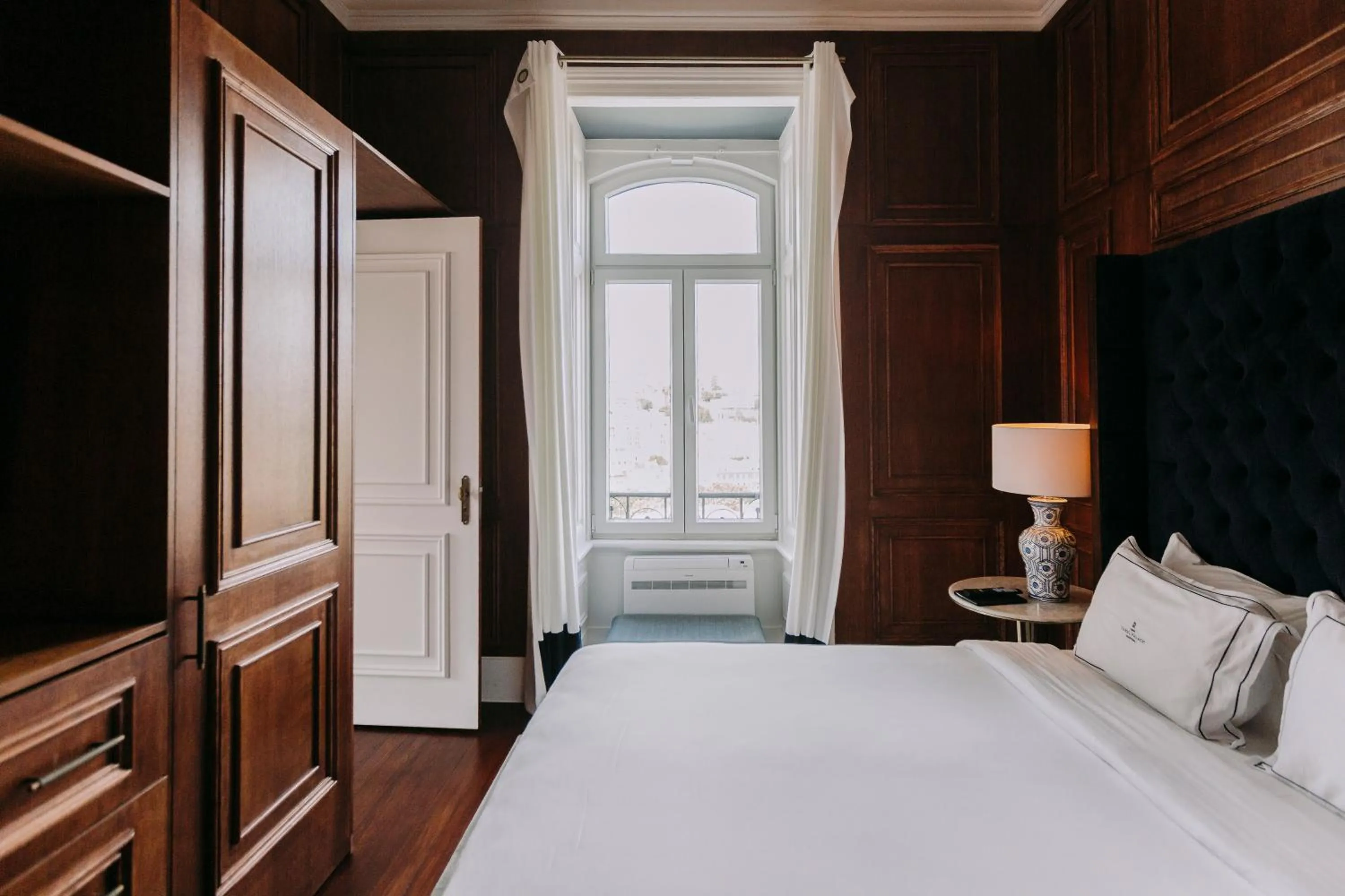 Bedroom, Bed in Torel Palace Lisbon