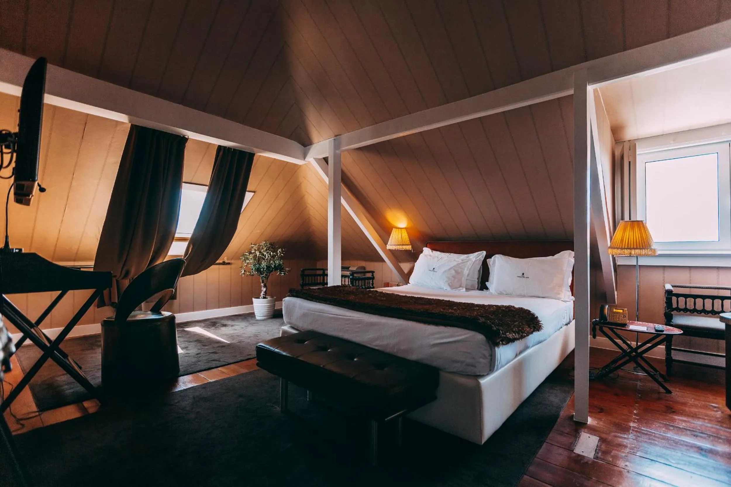 Bedroom, Bed in Torel Palace Lisbon