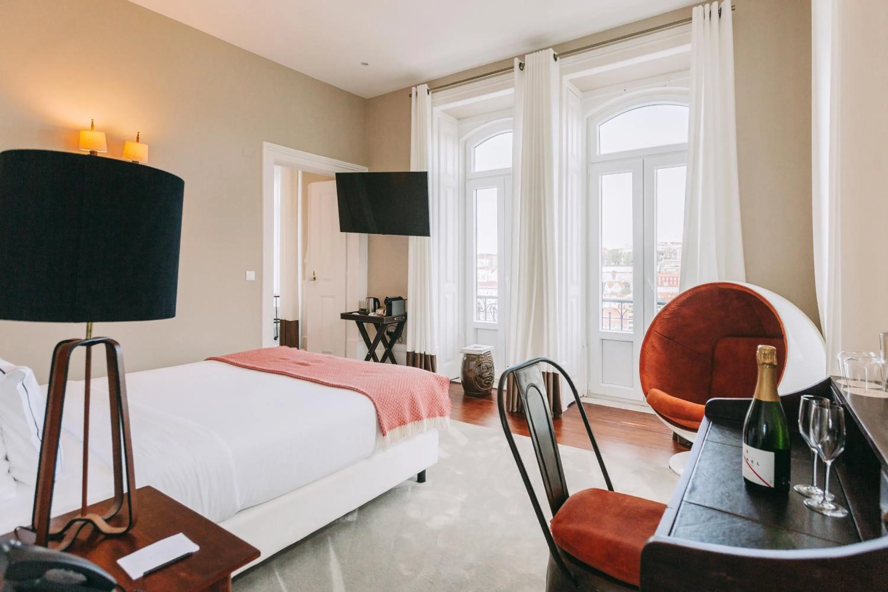 Photo of the whole room, Bed in Torel Palace Lisbon