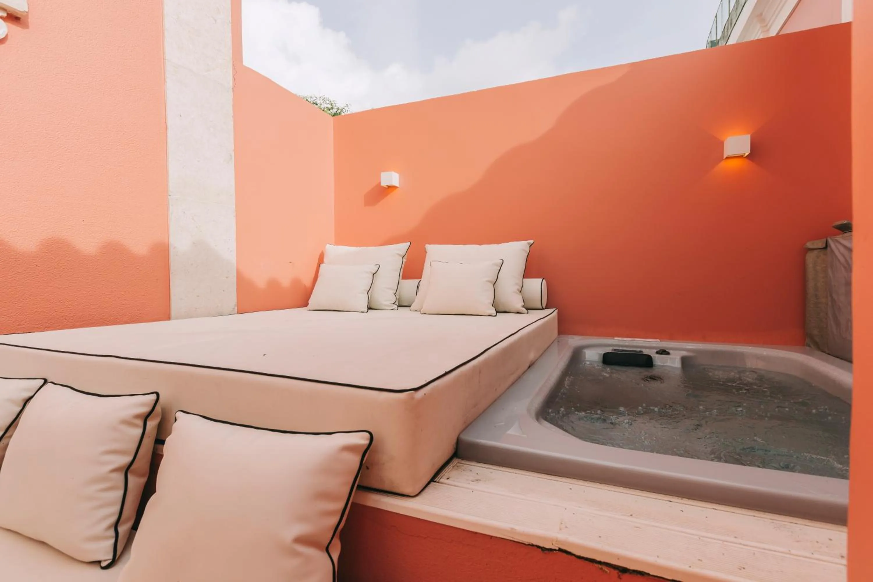 Hot Tub, Bed in Torel Palace Lisbon