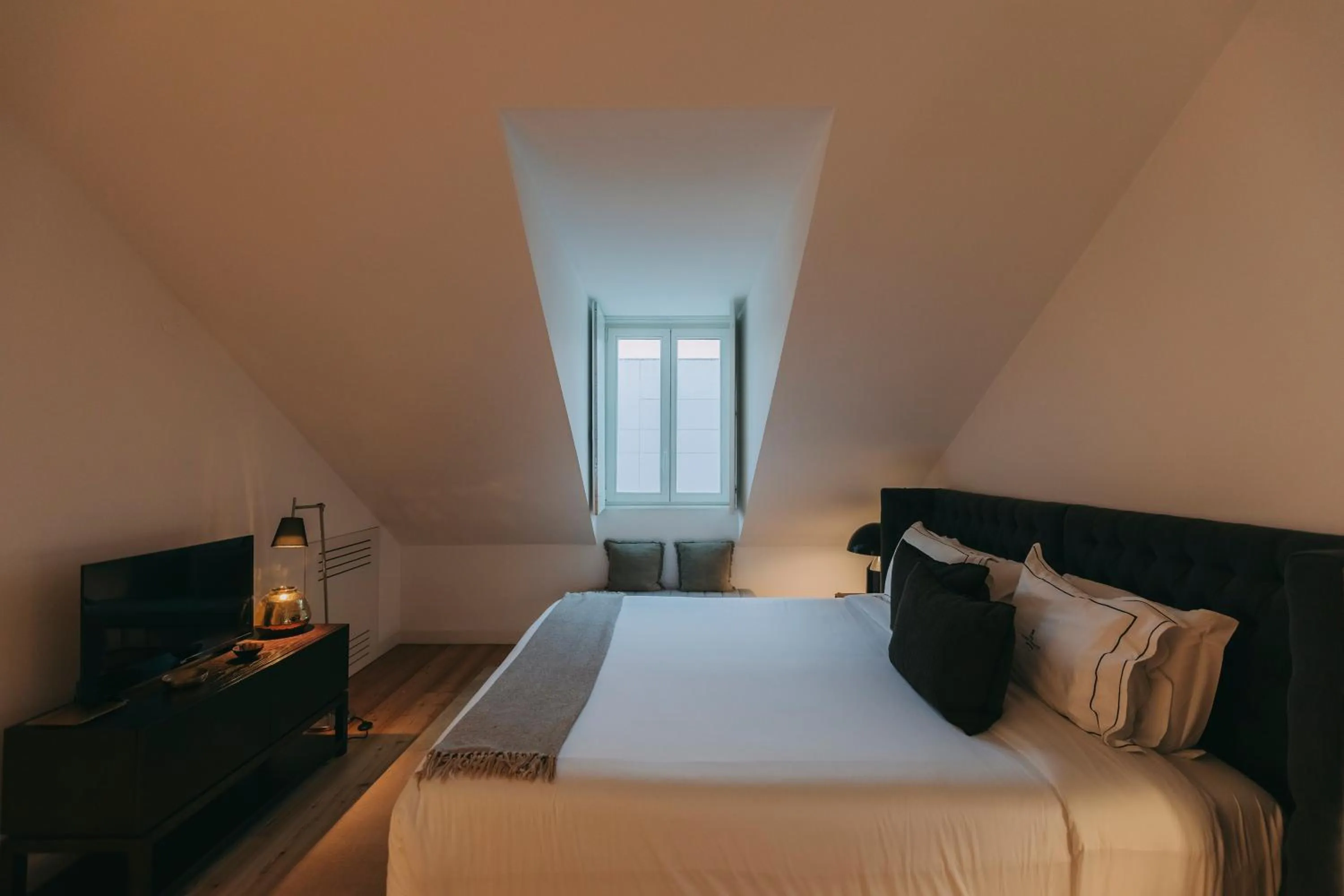 Bedroom, Bed in Torel Palace Lisbon