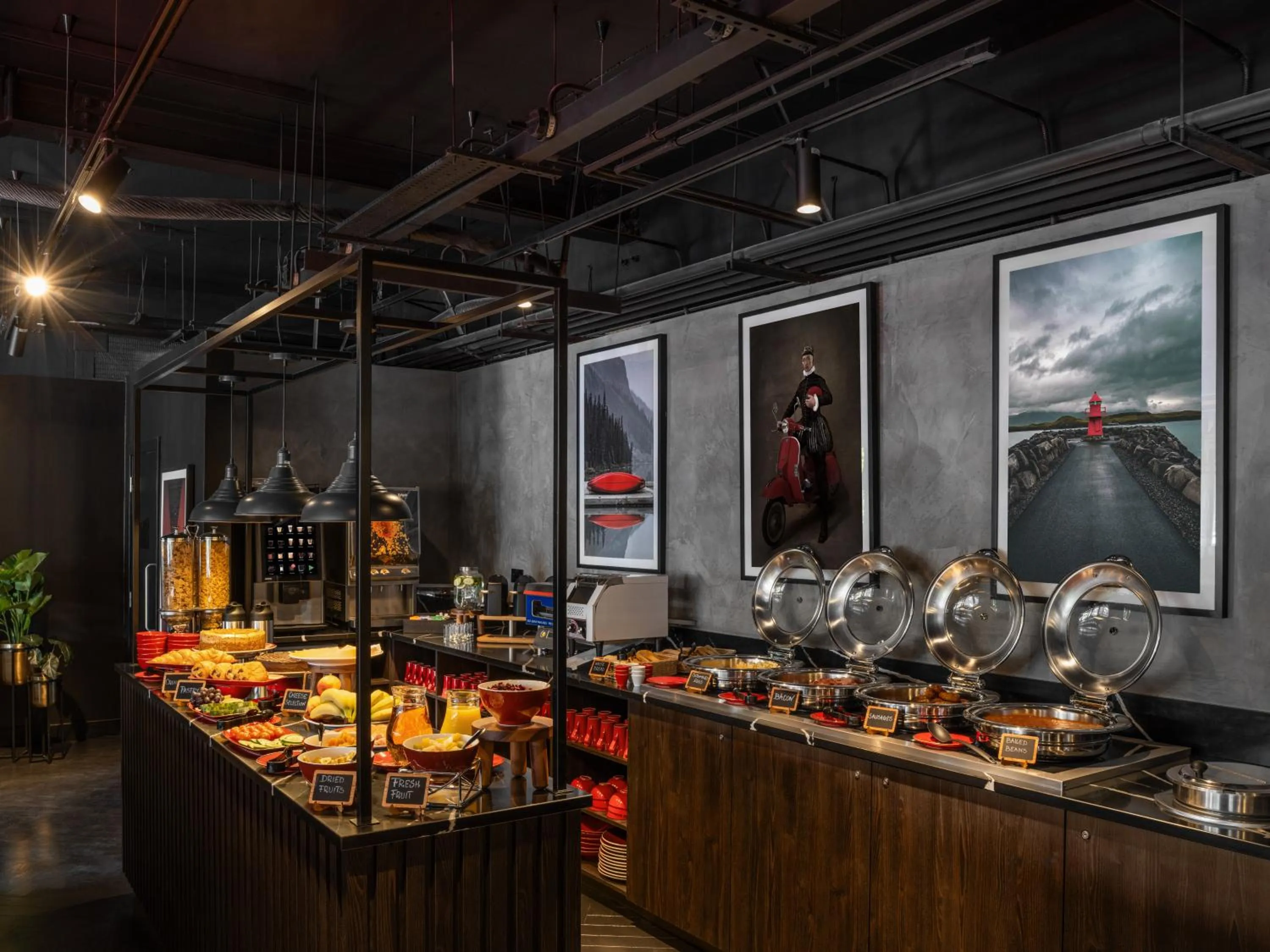 Restaurant/places to eat in Radisson RED London Gatwick Airport