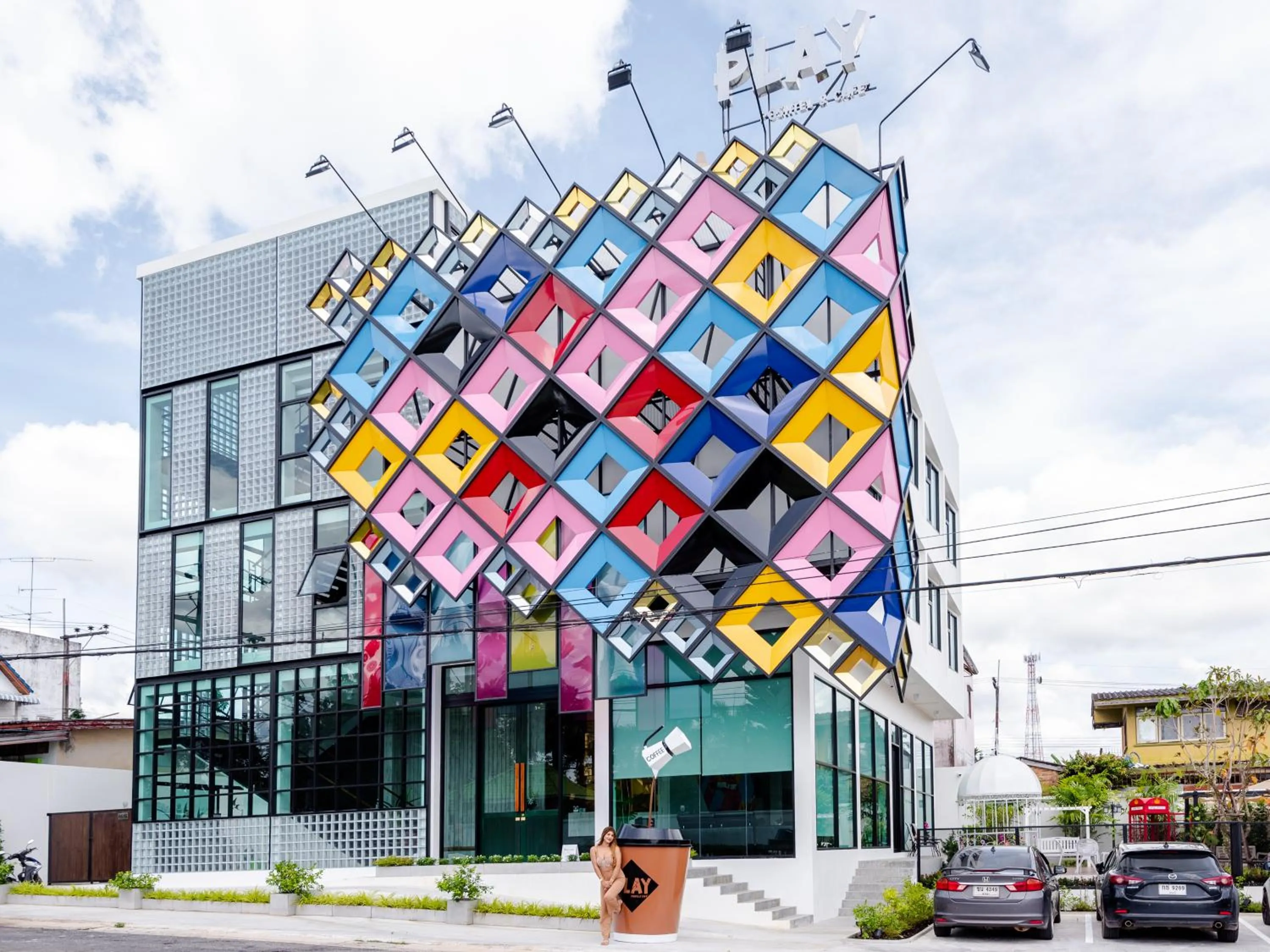 Facade/entrance in Play Poshtel & Cafe'