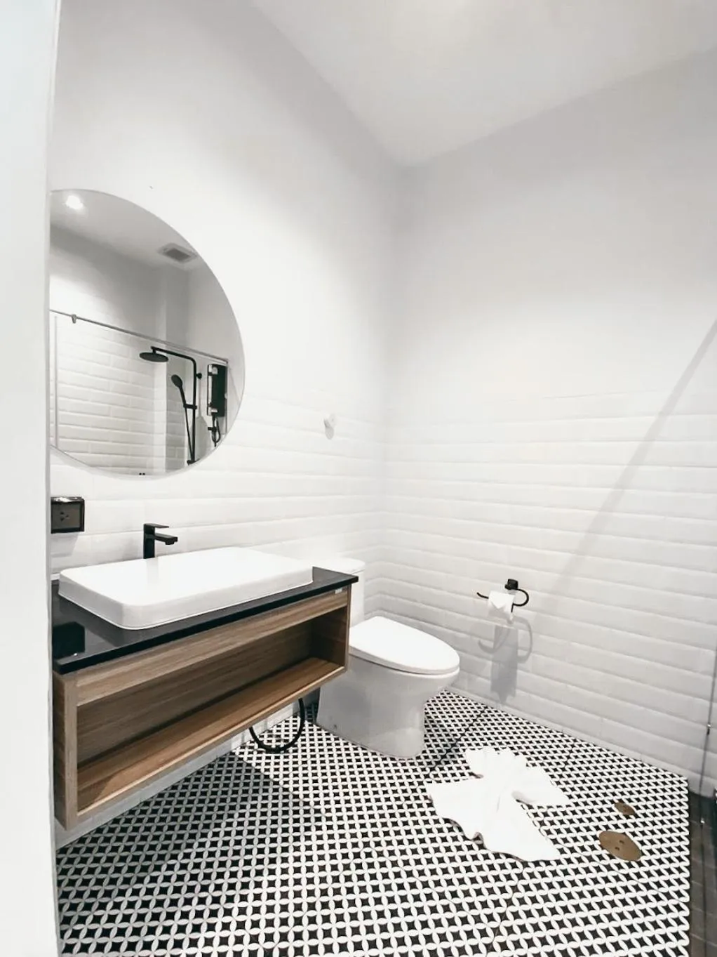 Bathroom in Play Poshtel & Cafe'