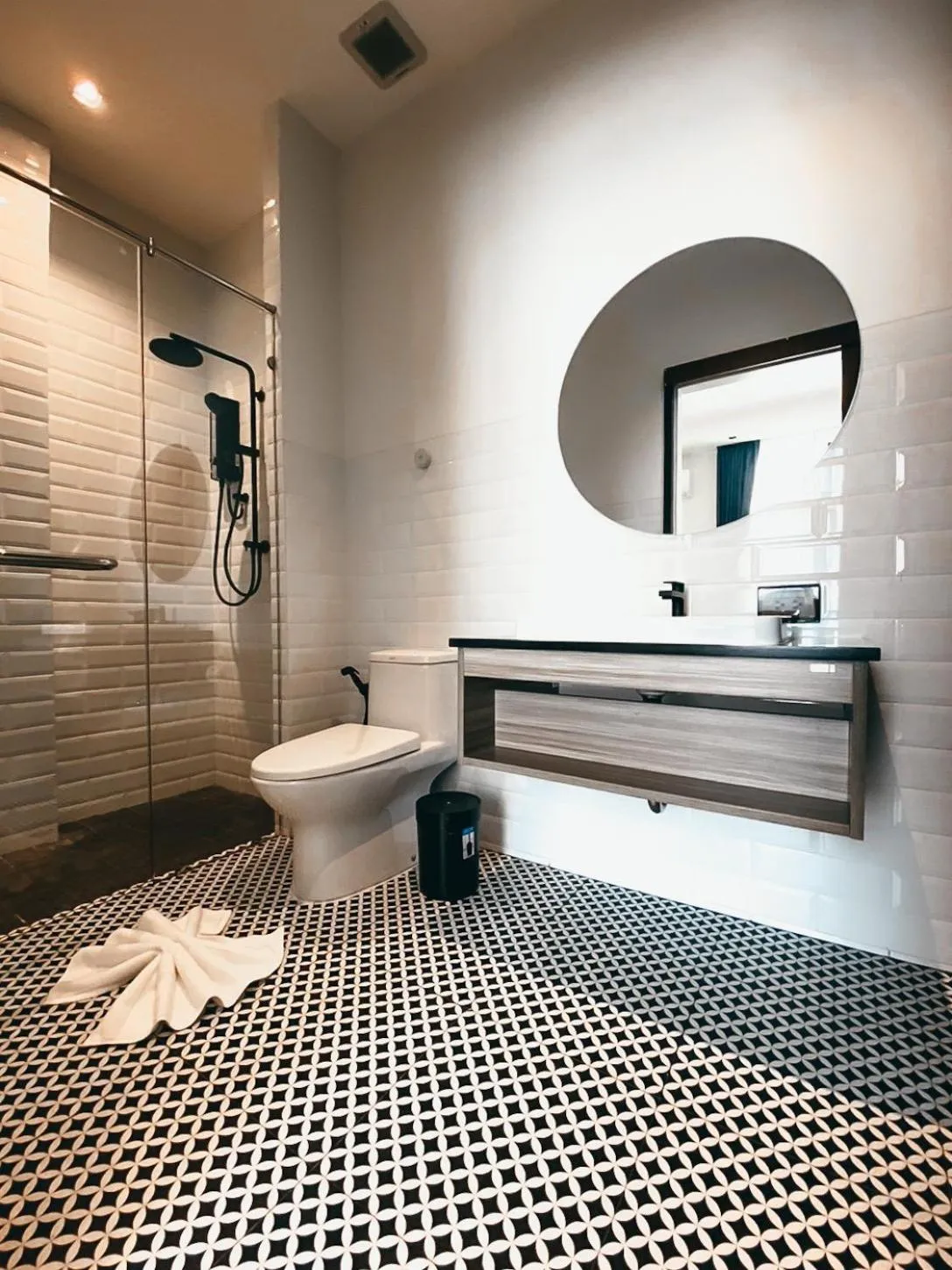 Bathroom in Play Poshtel & Cafe'