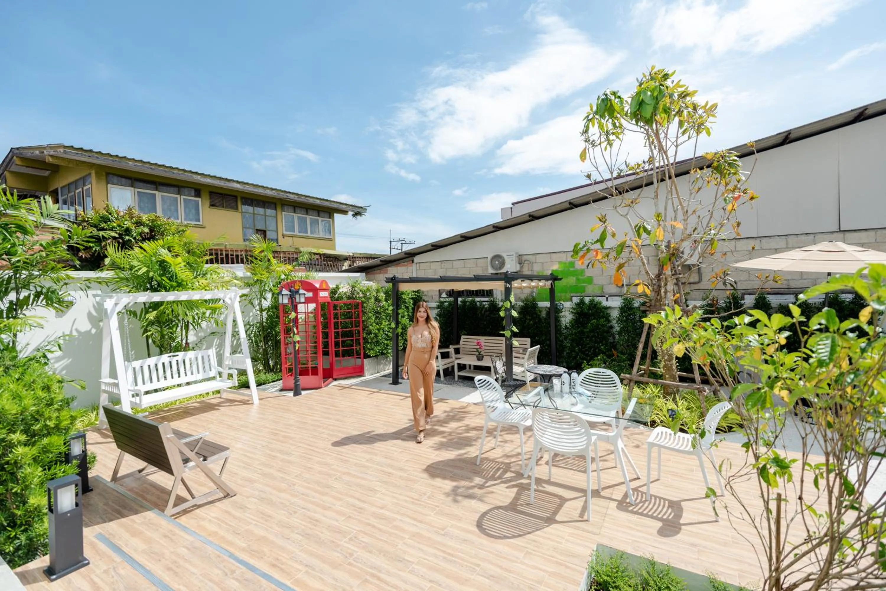 Garden in Play Poshtel & Cafe'