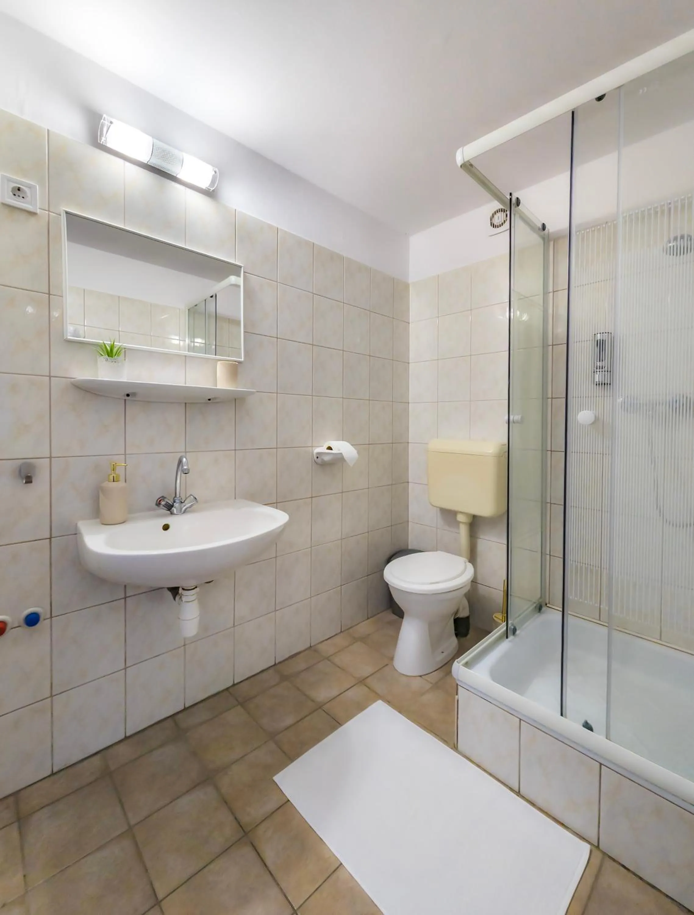 Shower in Hagyma Panzió Makó