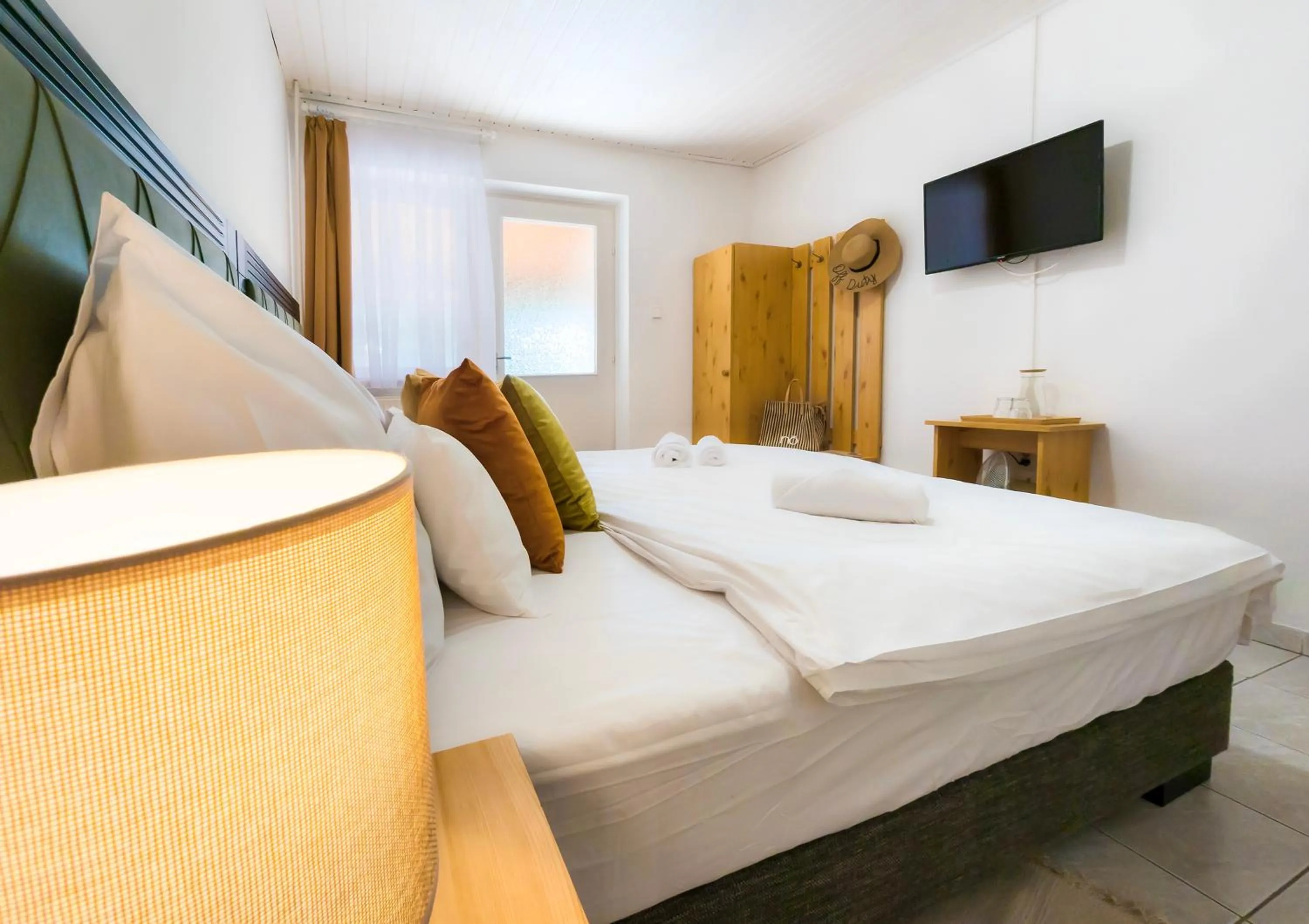 Communal lounge/ TV room, Bed in Hagyma Panzió Makó