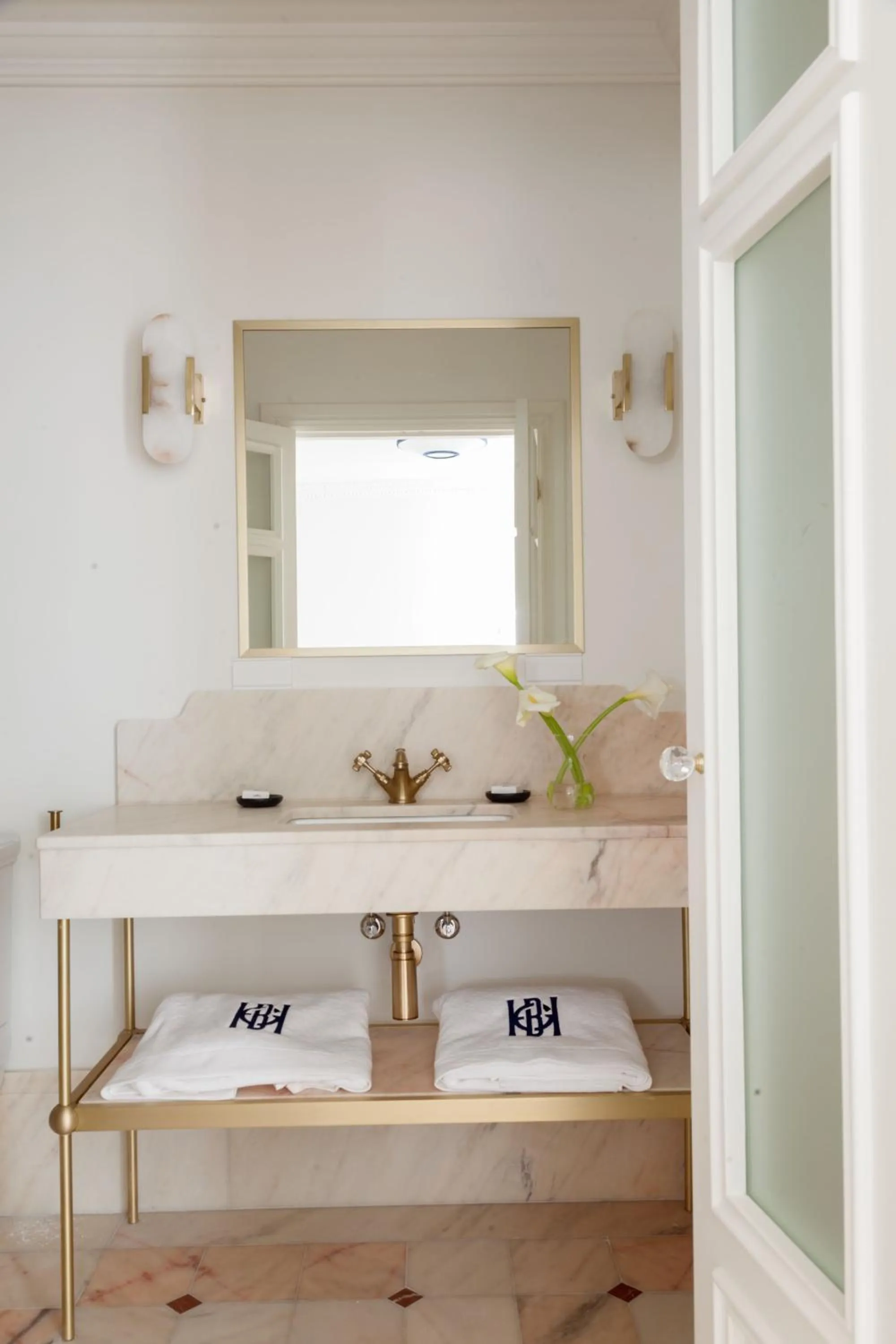 Bathroom, Bed in Gran hotel Brillante