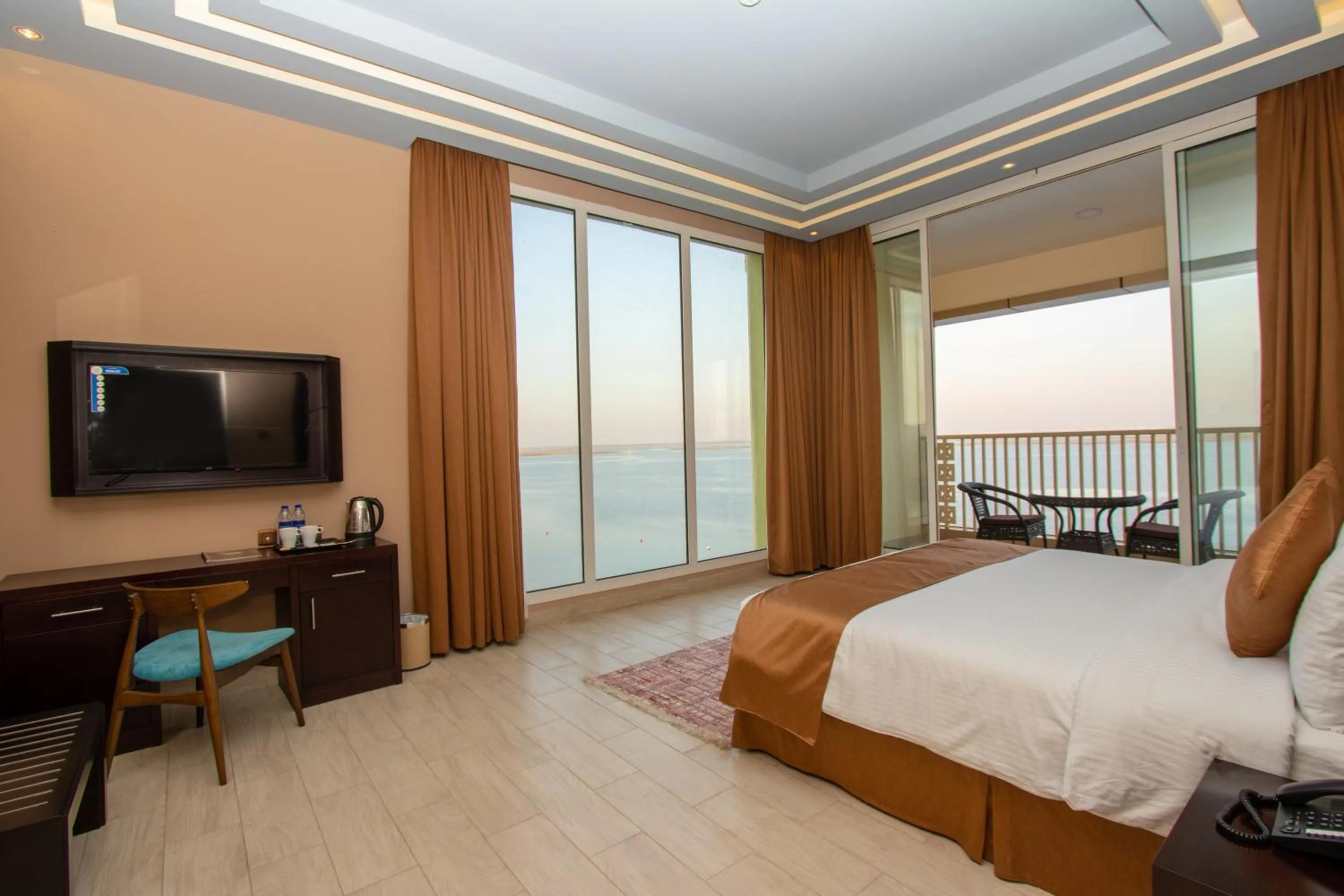 Property building, Bed in Flamingo Beach Hotel