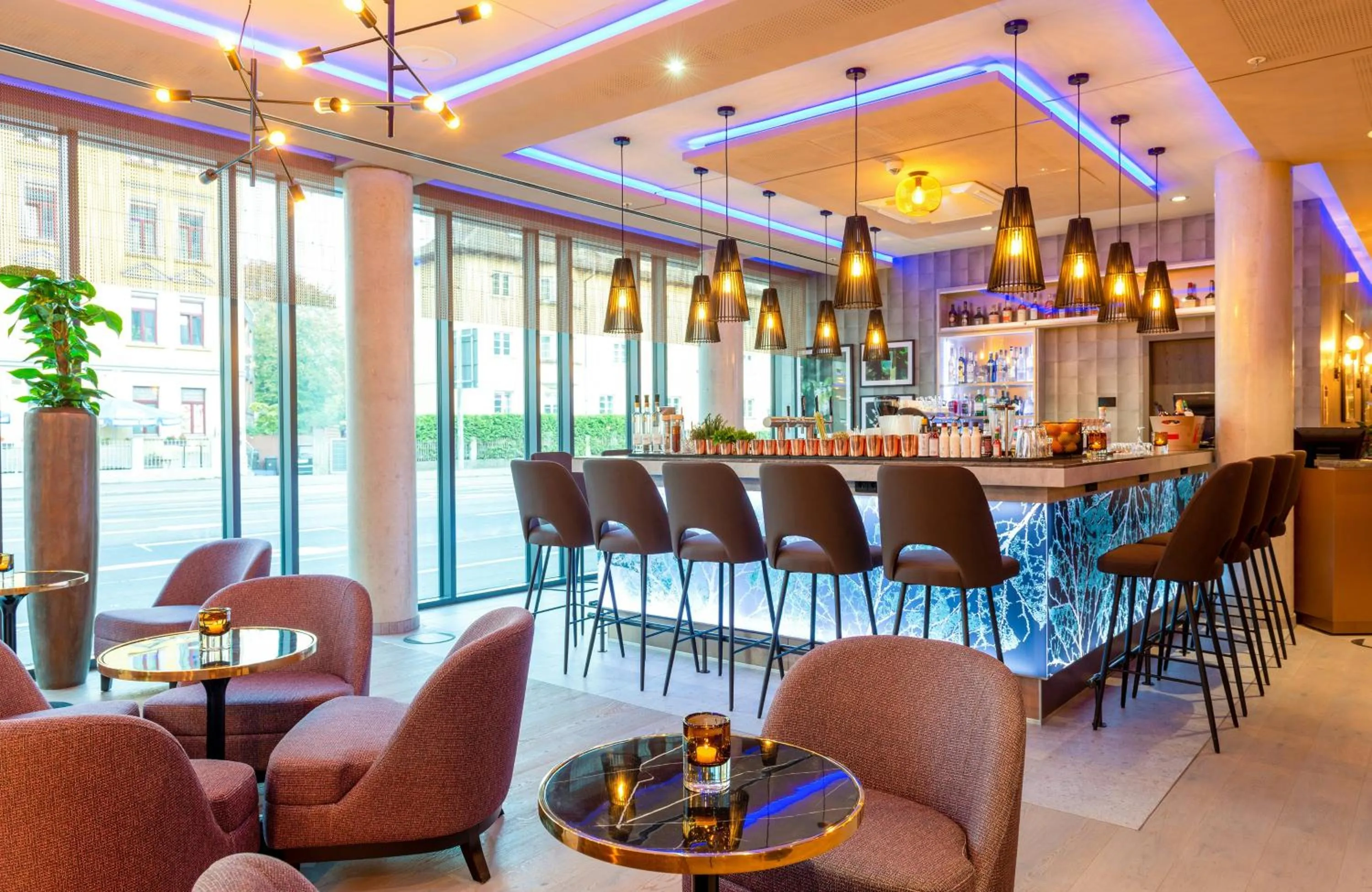 Lounge or bar in Leonardo Hotel Augsburg