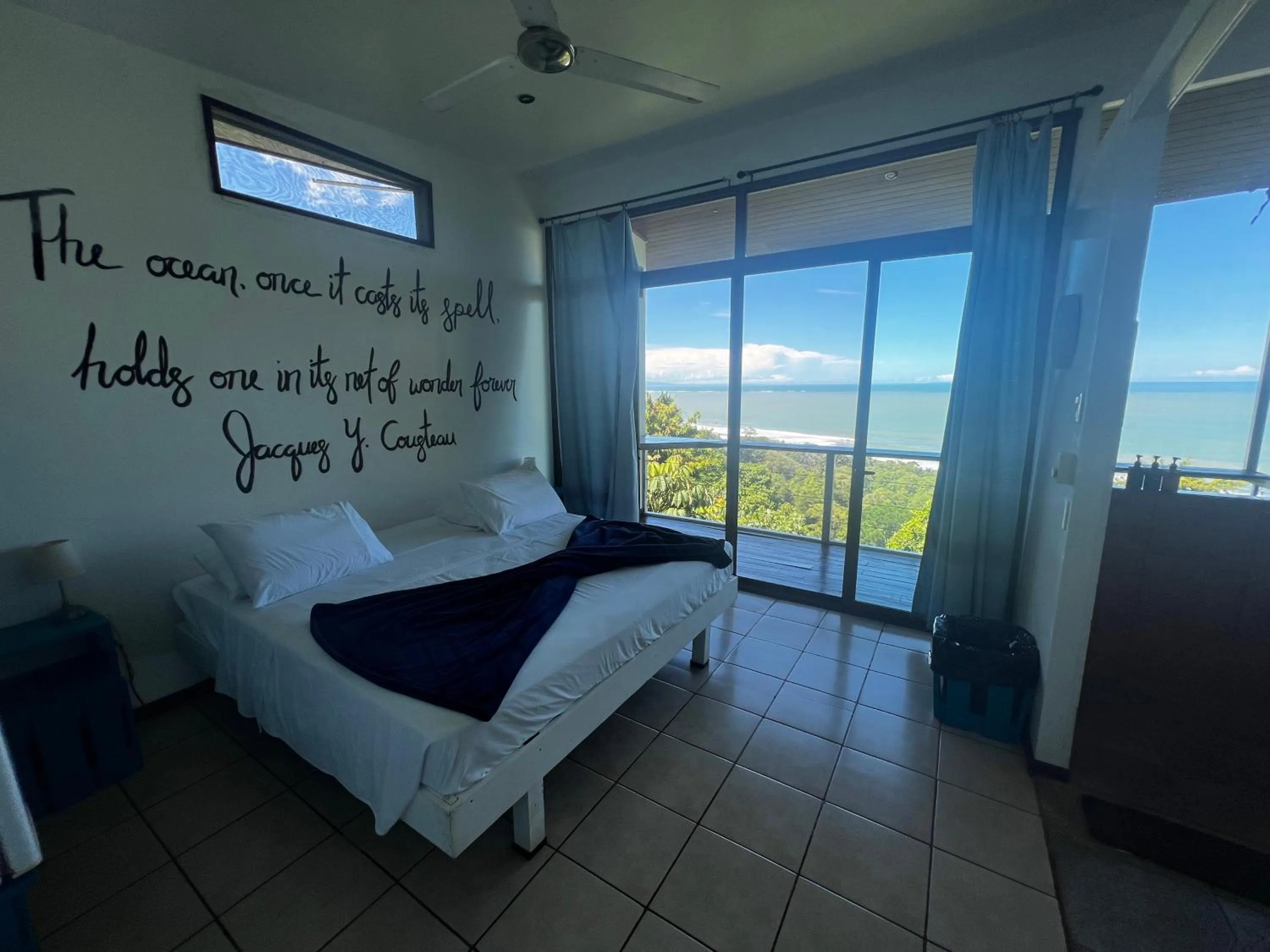 Bed in Ranchos Remo Lodge
