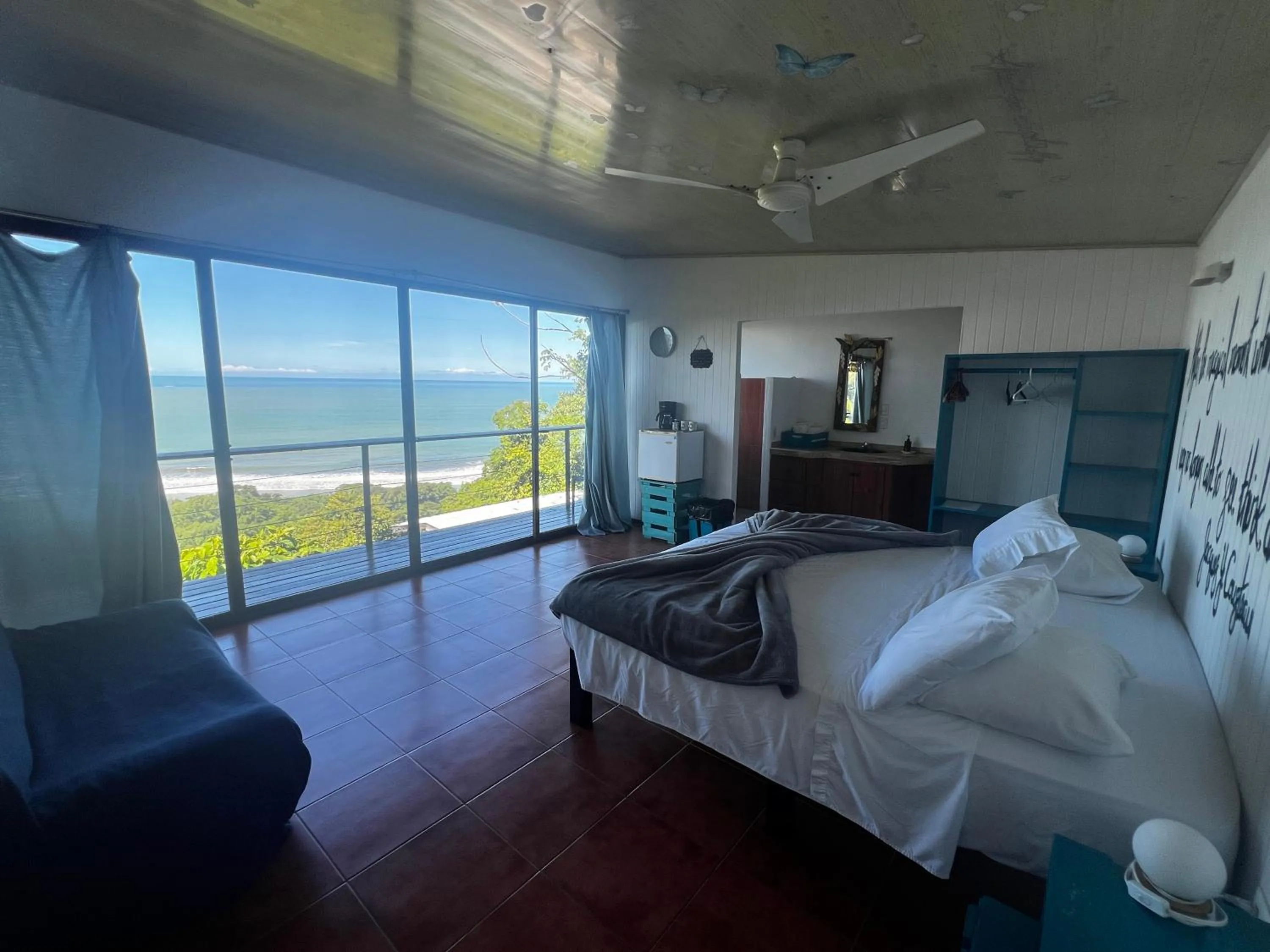 Bed in Ranchos Remo Lodge