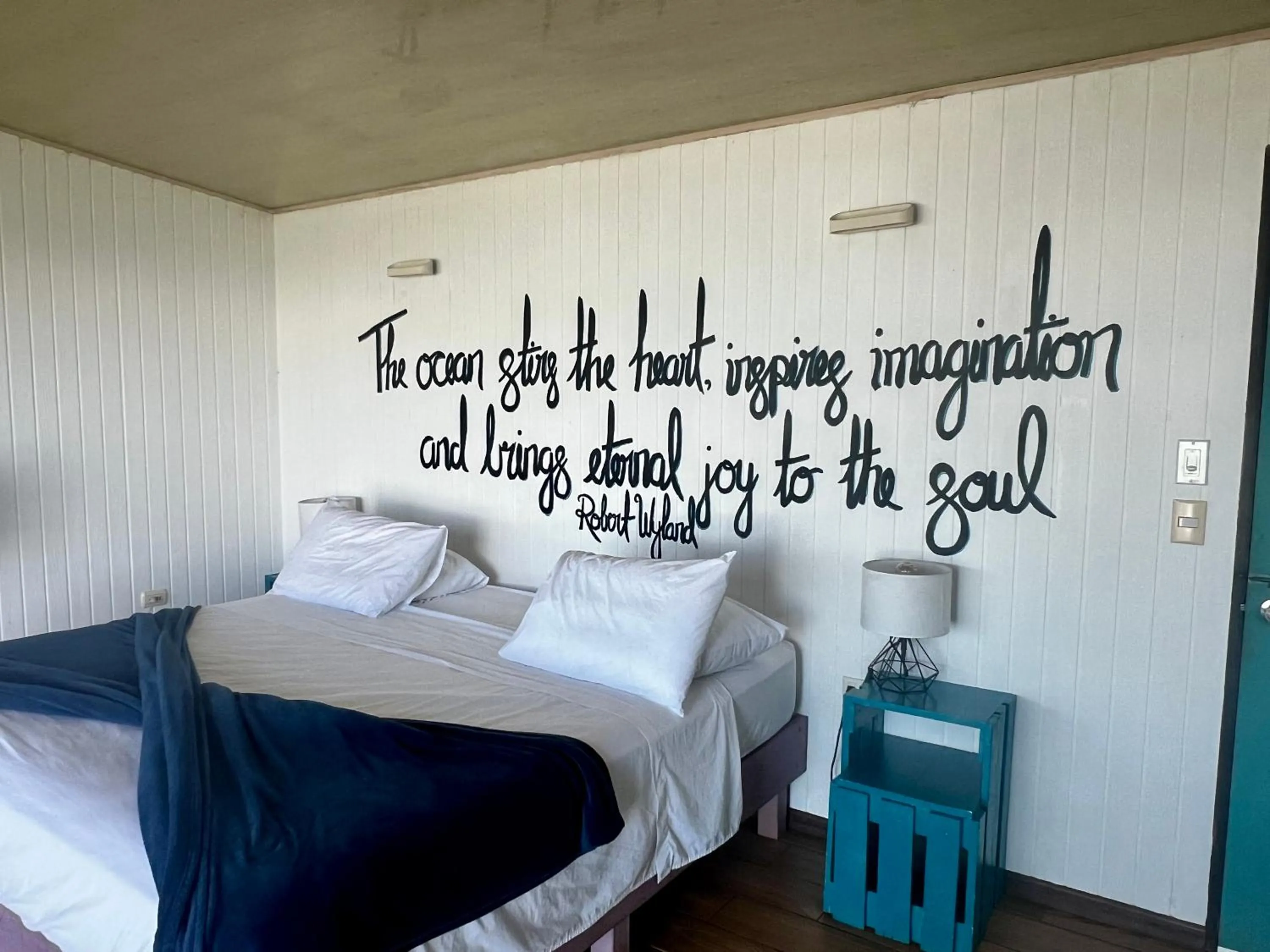 Bed in Ranchos Remo Lodge