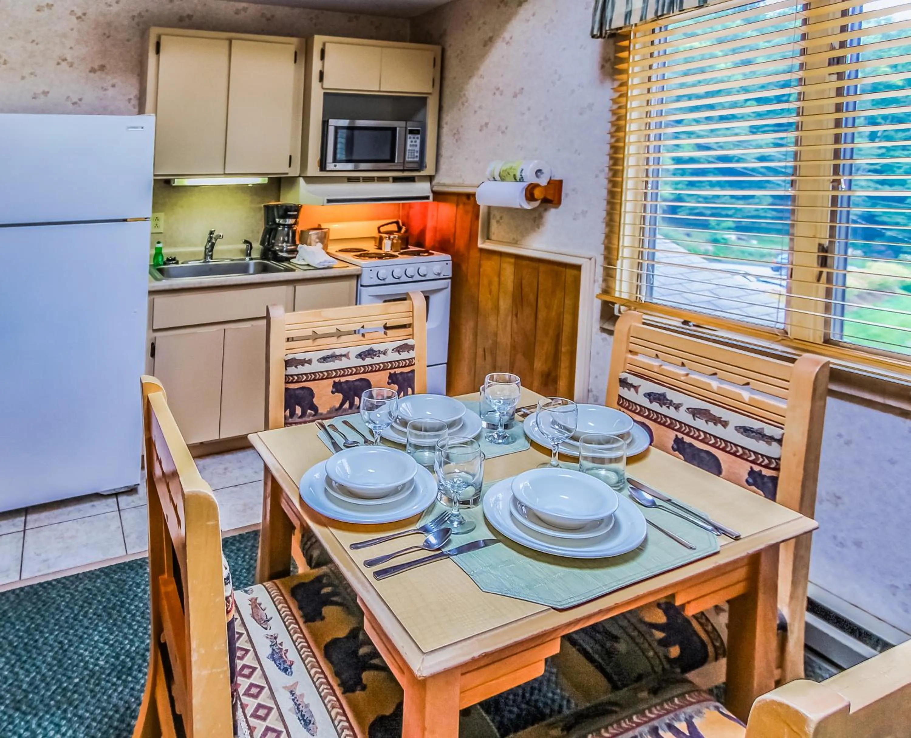 Kitchen or kitchenette in Smoketree Lodge