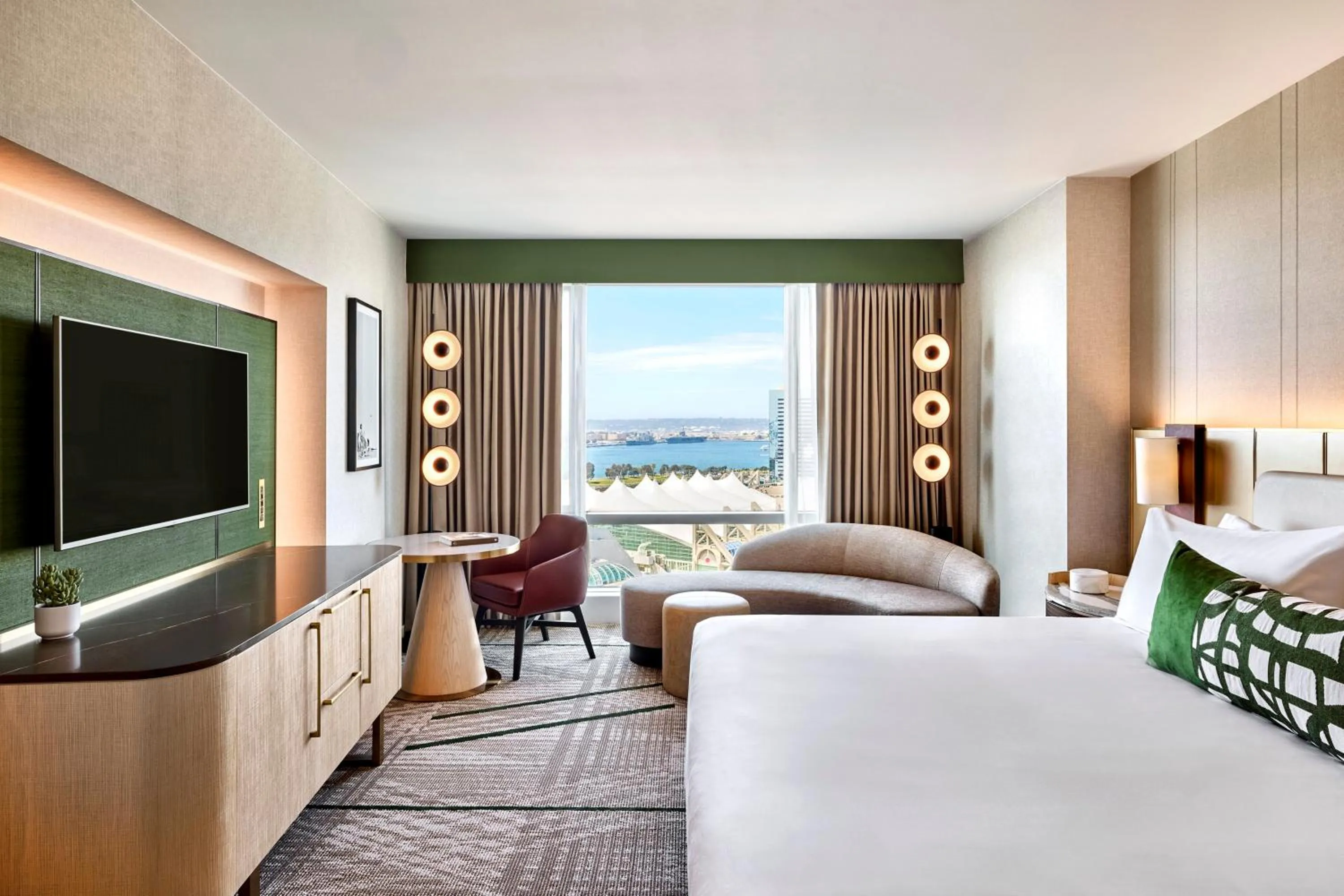 Bedroom, Bed in Omni San Diego Hotel at the Ballpark