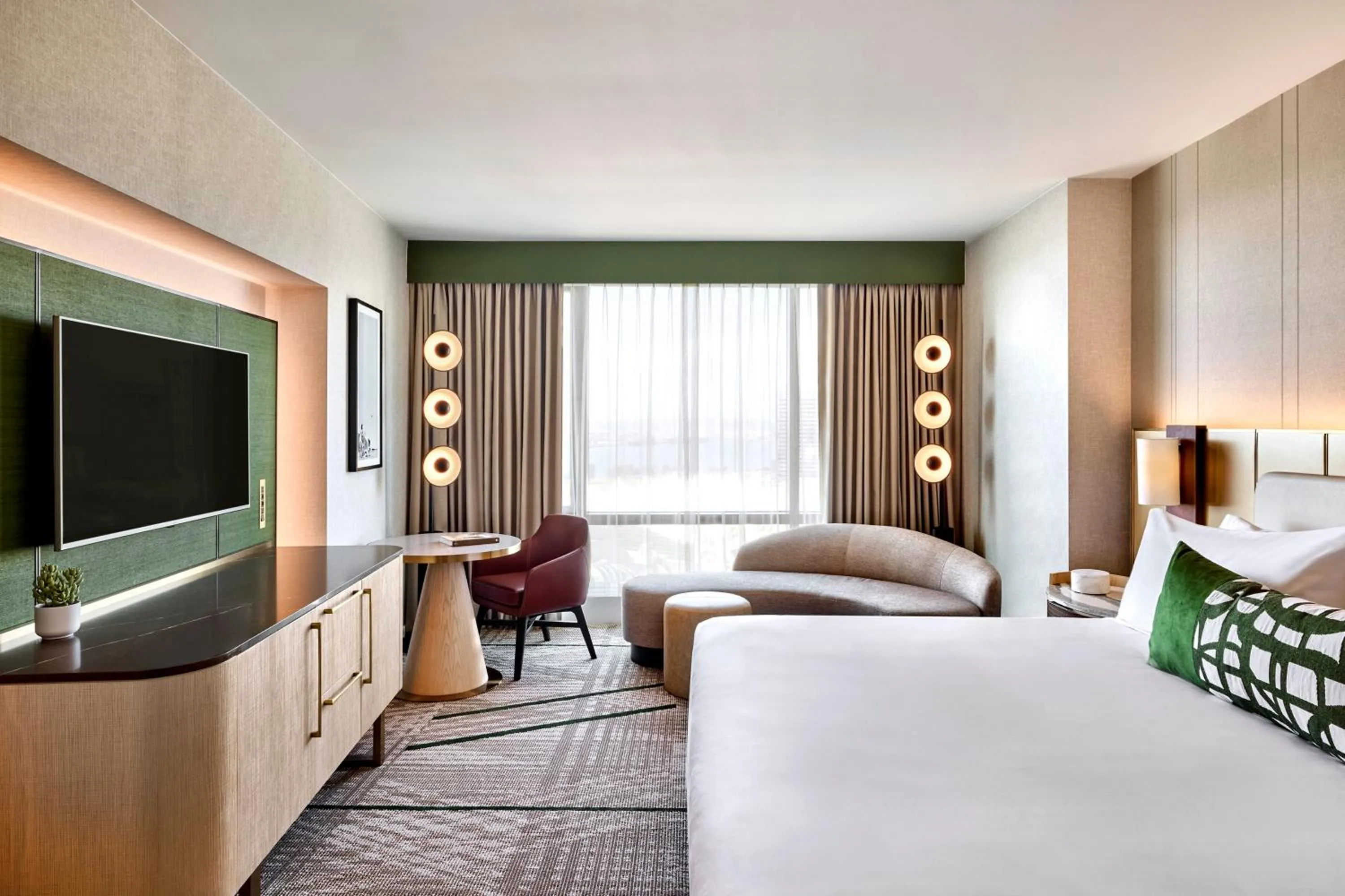 Bedroom, Bed in Omni San Diego Hotel at the Ballpark